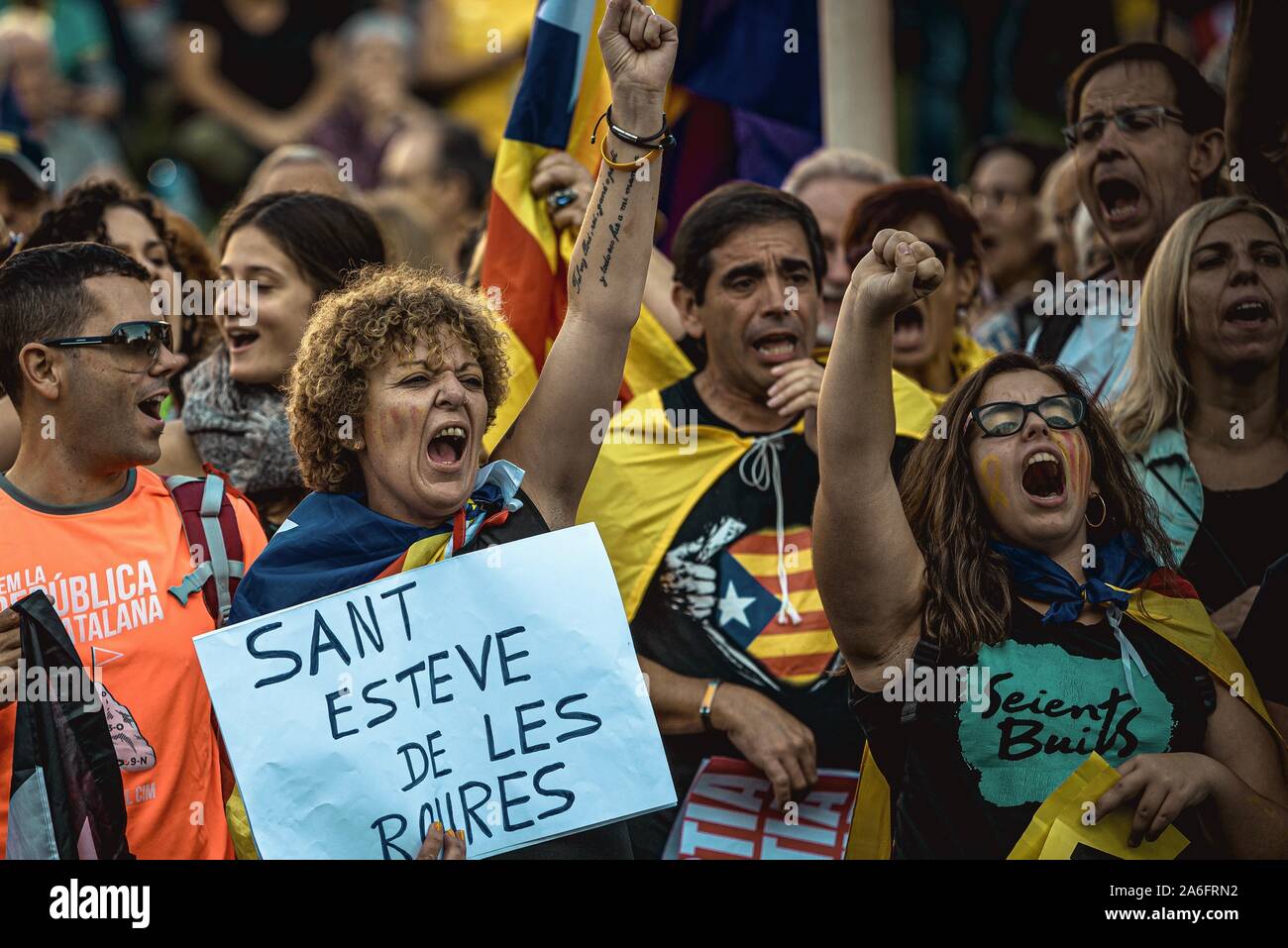 Barcelona, Spanien. 26 Oktober, 2019: katalanischen Separatisten shout Slogans wie Sie fordern "Freiheit" nach dem Urteil des Obersten Gerichts gegen 9 von 12 Katalanische Führer für Aufruhr, Missbrauch von öffentlichen Geldern und desobedience, die im Zusammenhang mit einer verbotenen Referendum über die sezession und eine Unabhängigkeit, die Abstimmung in der katalanischen Parlament im Oktober 2017. Stockfoto