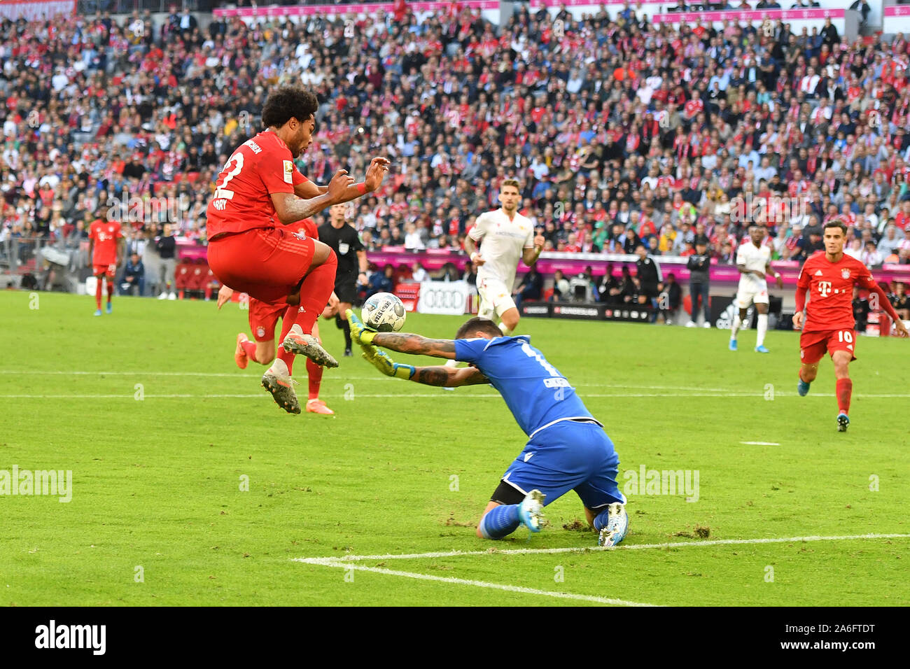 München, Deutschland. 26 Okt, 2019. Serge GNABRY (FC Bayern München), goalchance, Aktion, Duelle gegen Rafal GIKIEWICZ (torhüter Union) - Zehen ihn vor der besiegten Ziel am Kopf. Strafraumszene. Fussball 1. 1. Fussballbundesliga, 9. Spieltag, Spieltag 09, FC Bayern München M) - Union Berlin (UB) 2-1, am 26.10.2019 in München ALLIANZARENA, DFL-BESTIMMUNGEN VERBIETEN DIE VERWENDUNG DER FOTOGRAFIE ALS BILD-SEQUENZEN UND/ODER QUASI VIDEO, | Verwendung der weltweiten Kredit: dpa/Alamy leben Nachrichten Stockfoto