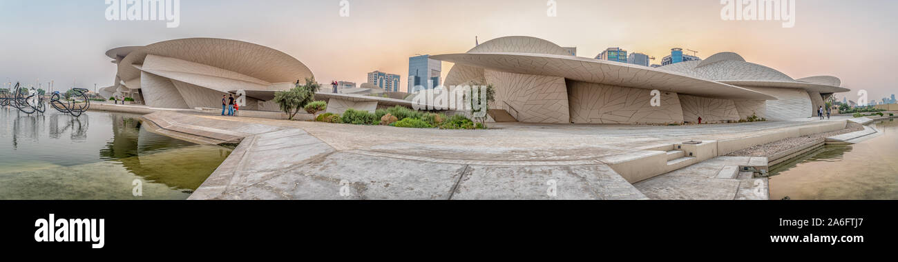 Nationalmuseum von Katar (Wüstenrose) In Doha Katar Panoramablick bei Sonnenuntergang Stockfoto