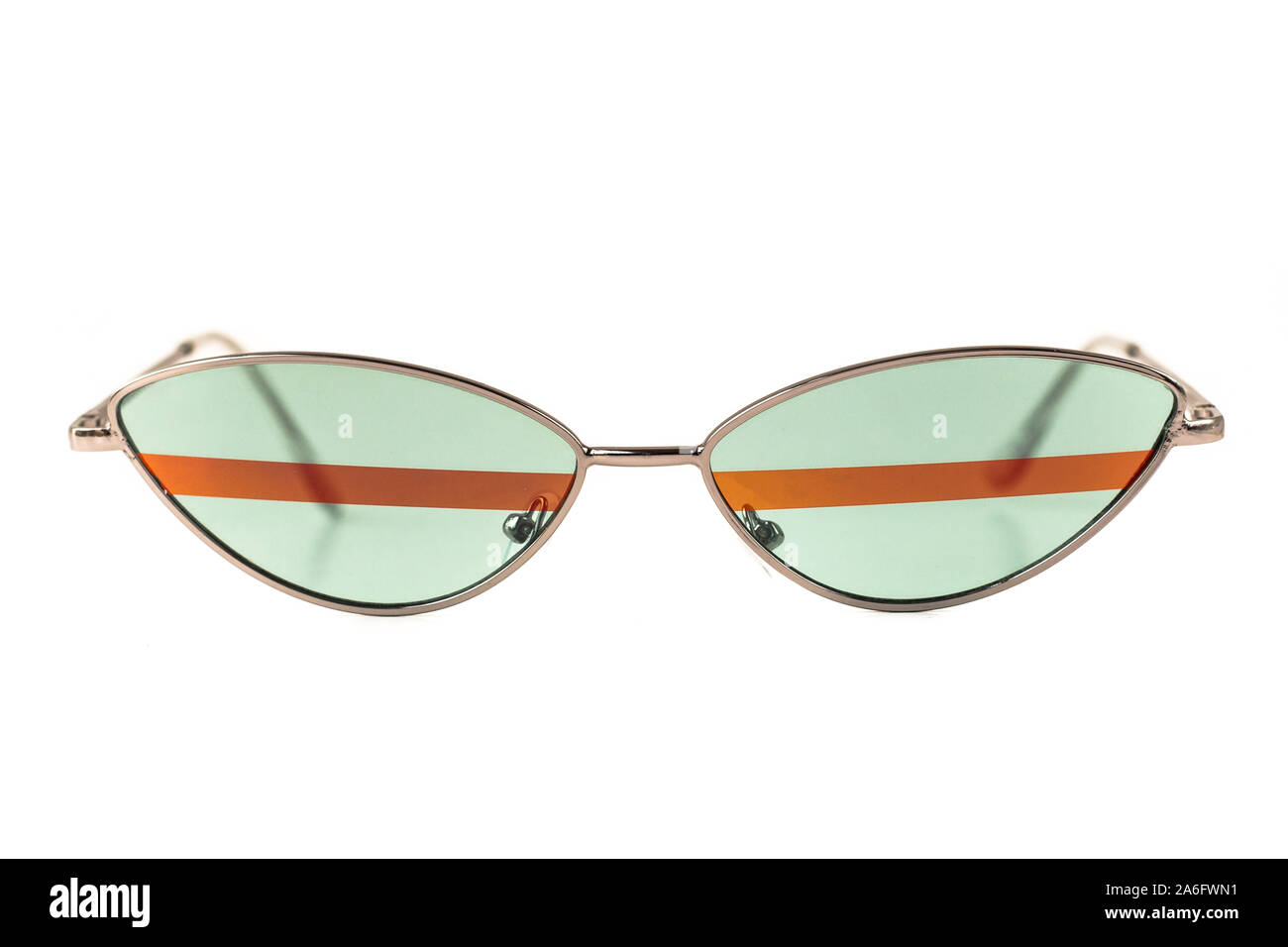 Grüne ovale Cat eye Wrap-around-Sonnenbrille mit Metallrahmen Streifen auf weißem - Vorderansicht isoliert Stockfoto