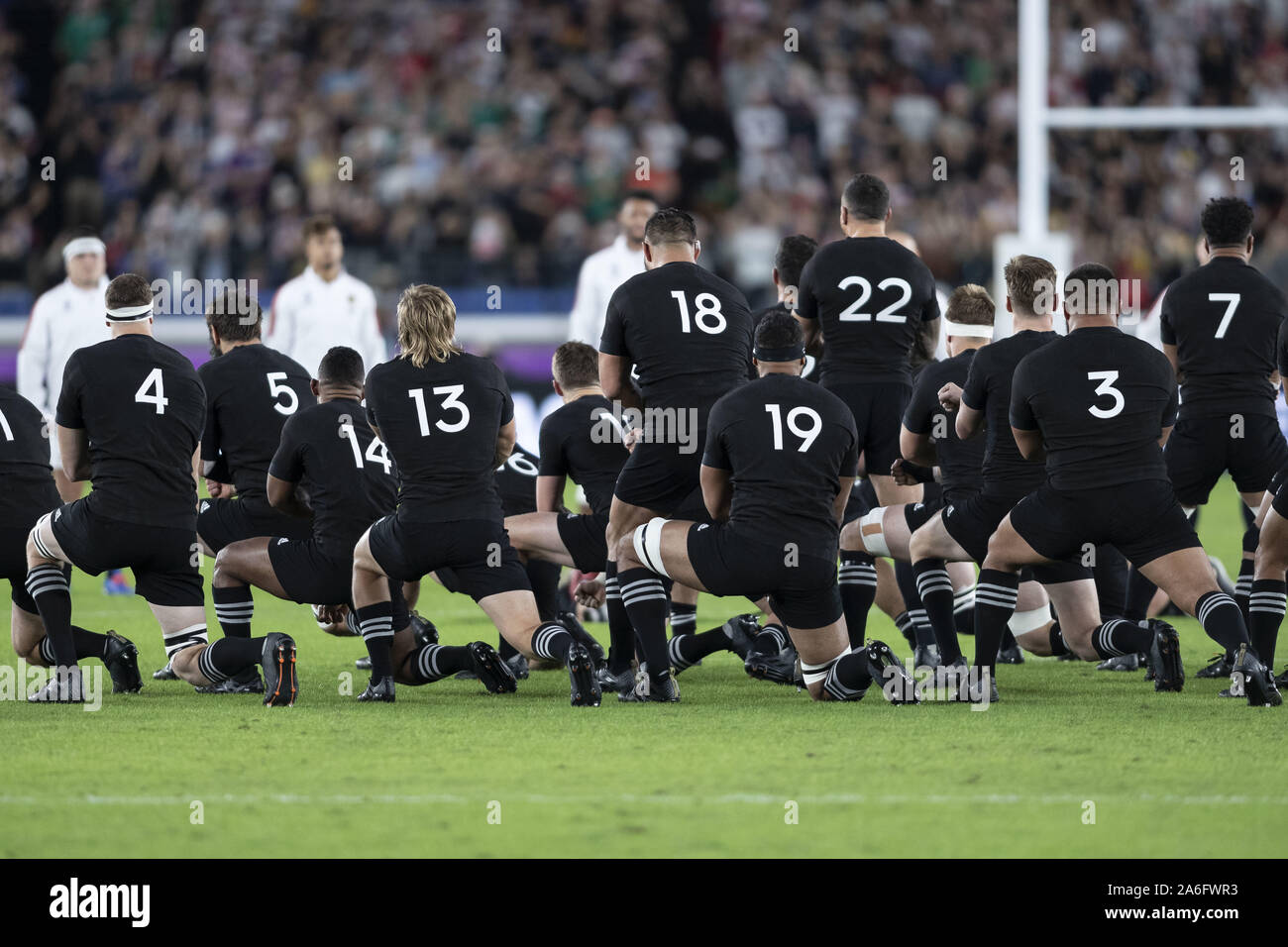 Kanagawa, Japan. 26 Okt, 2019. Neuseeland Spieler, genannt die All Blacks, Haka vor der Rugby-WM 2019 Halbfinale 1 zwischen England und Neuseeland führen an International Stadium Yokohama, in der Nähe von Tokio. England Niederlagen Neuseeland 19-7. Credit: Rodrigo Reyes Marin/ZUMA Draht/Alamy leben Nachrichten Stockfoto