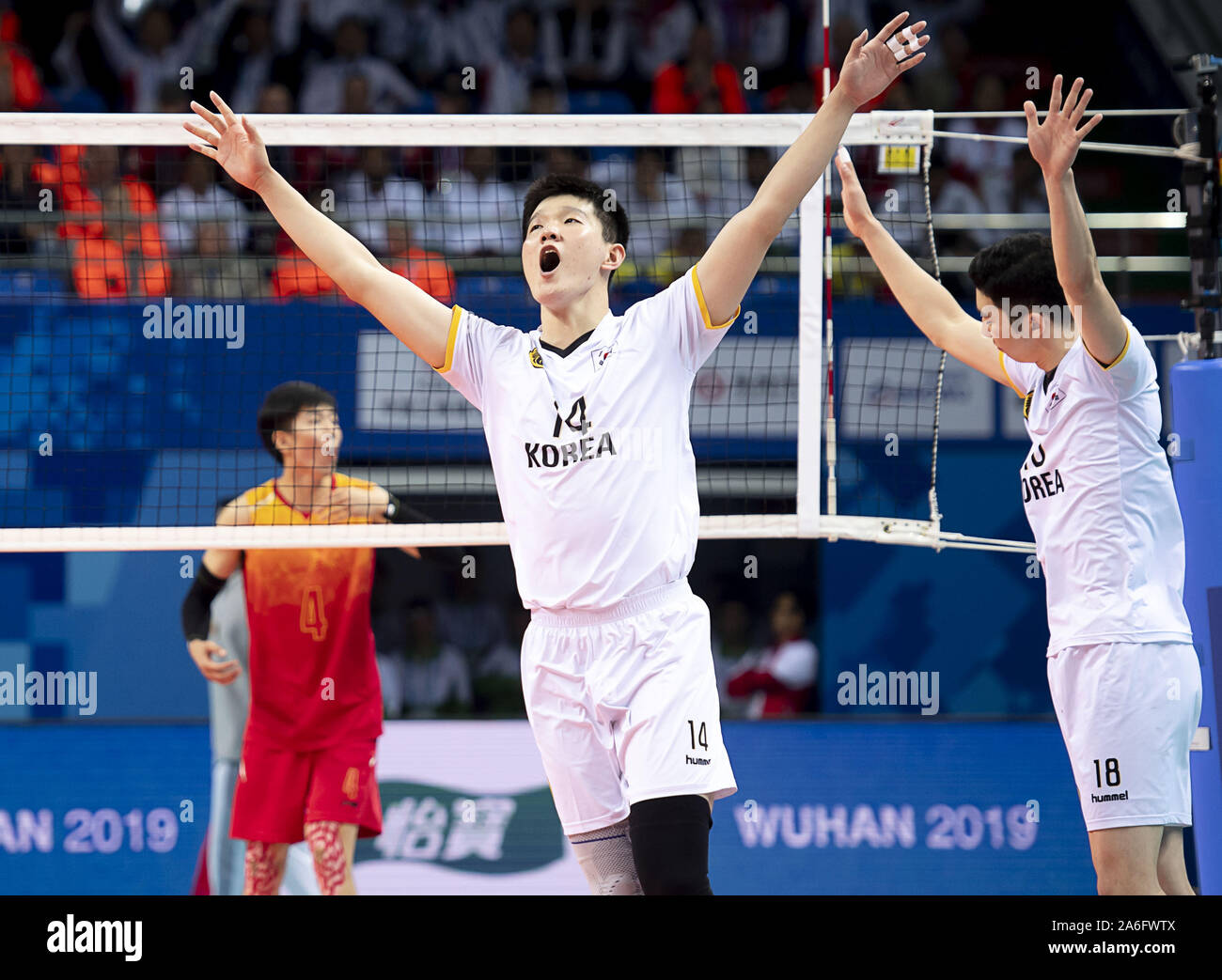 Wuhan, Hubei Provinz Chinas. 26 Okt, 2019. Spieler der Republik Korea Reagieren während der Endrunde der Männer Volleyball Match zwischen China und der Republik Korea Am 7. CISM Military World Games in Wuhan, der Hauptstadt der Provinz Hubei in Zentralchina, Okt. 26, 2019. Credit: Xiong Qi/Xinhua/Alamy leben Nachrichten Stockfoto