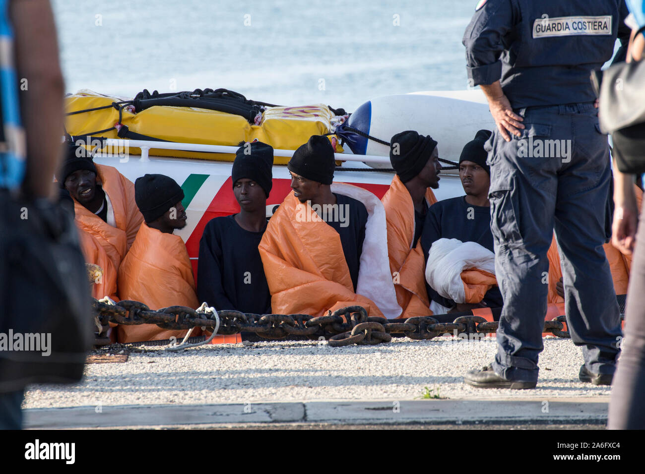 Pozzallo, Italien. 22 Okt, 2019. CP 324 Schiff mit 67 Migranten kommt an der Pozzallo Hafen.67 Migranten aussteigen in Pozzallo Hafen umgeladen mit CP 324 von kirchenschiff Diciotti, sowohl italienische Küstenwache Schiffe. Zuvor die Menschen, wich von Libyen und sie wurden gerettet am Mittelmeer von Handelsschiff Asso 29, den Betrieb der Italienischen Ölfirma ENI, die meisten von ihnen stammen aus Somalia und einige haben sichtbare Anzeichen von Folter erlitten am Lybischen Haftanstalten. Credit: SOPA Images Limited/Alamy leben Nachrichten Stockfoto
