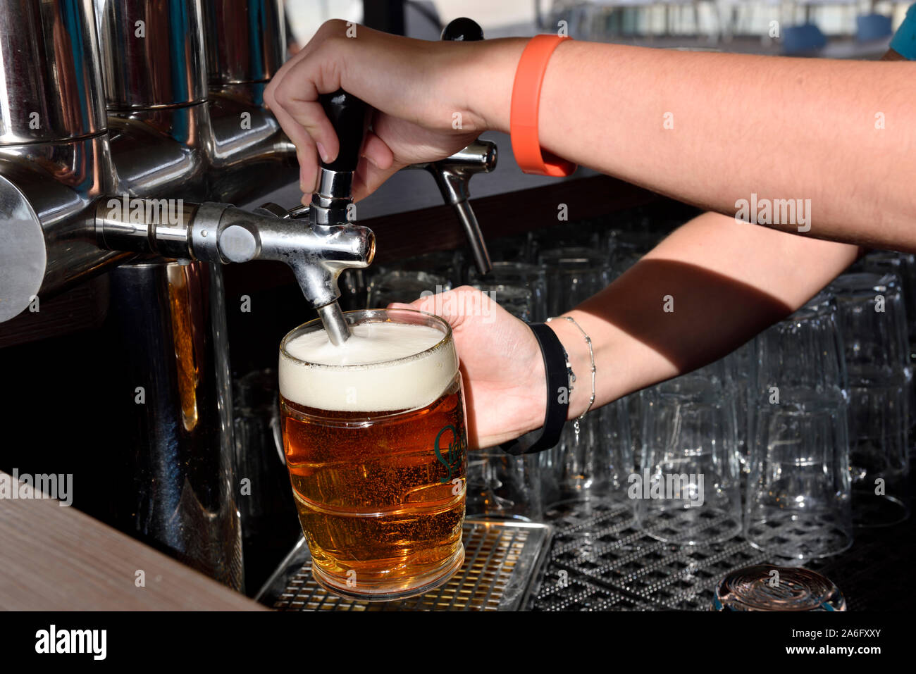 Barkeeper gießen ein frisch gezapftes Bier aus Tippen Stockfoto