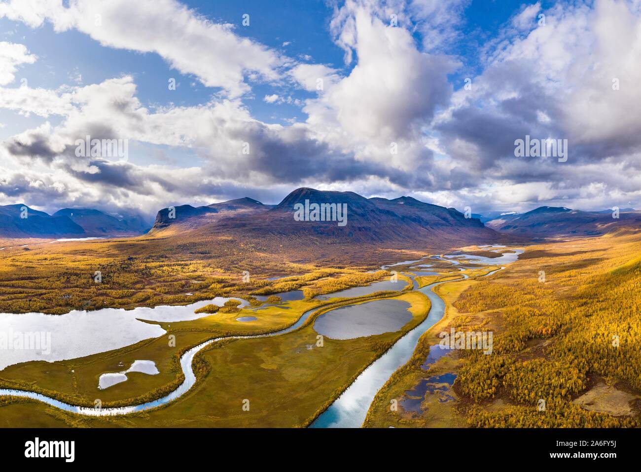 Herbst Landschaft mit Fluss, Seen und Berge, Fluss Visttasjohka, Nikkaluokta, Lappland, Schweden Stockfoto