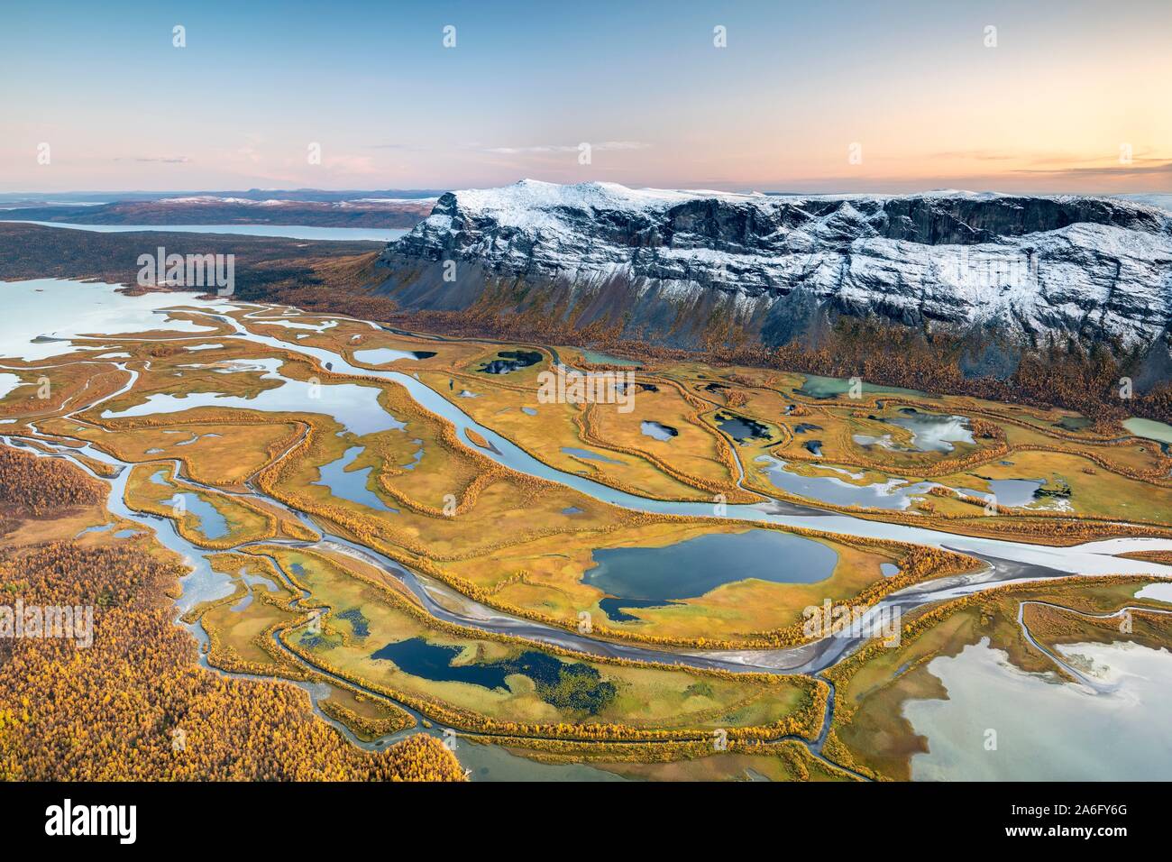 Blick vom Berg Skierffe zu den herbstlichen River Delta Rapadalen, Fluss Rapaalv, Sarek Nationalpark, Laponia, Lappland, Schweden Stockfoto