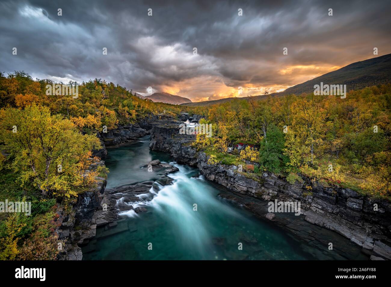 Herbst Abisko Schlucht mit dramatischer Beleuchtung, Fluss, Abiskojakka Abiskojakka, Abisko Nationalpark, Norrbotten, Lappland, Schweden Stockfoto