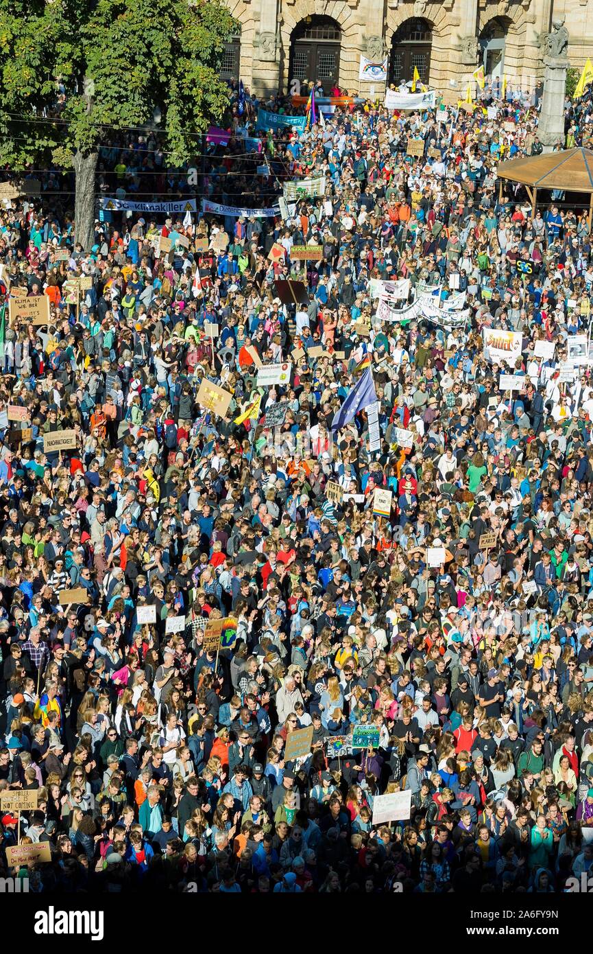 Demonstranten mit Plakaten, Klima Streik Demonstration, freitags für zukünftige, Freiburg im Breisgau, Baden-Württemberg, Deutschland Stockfoto