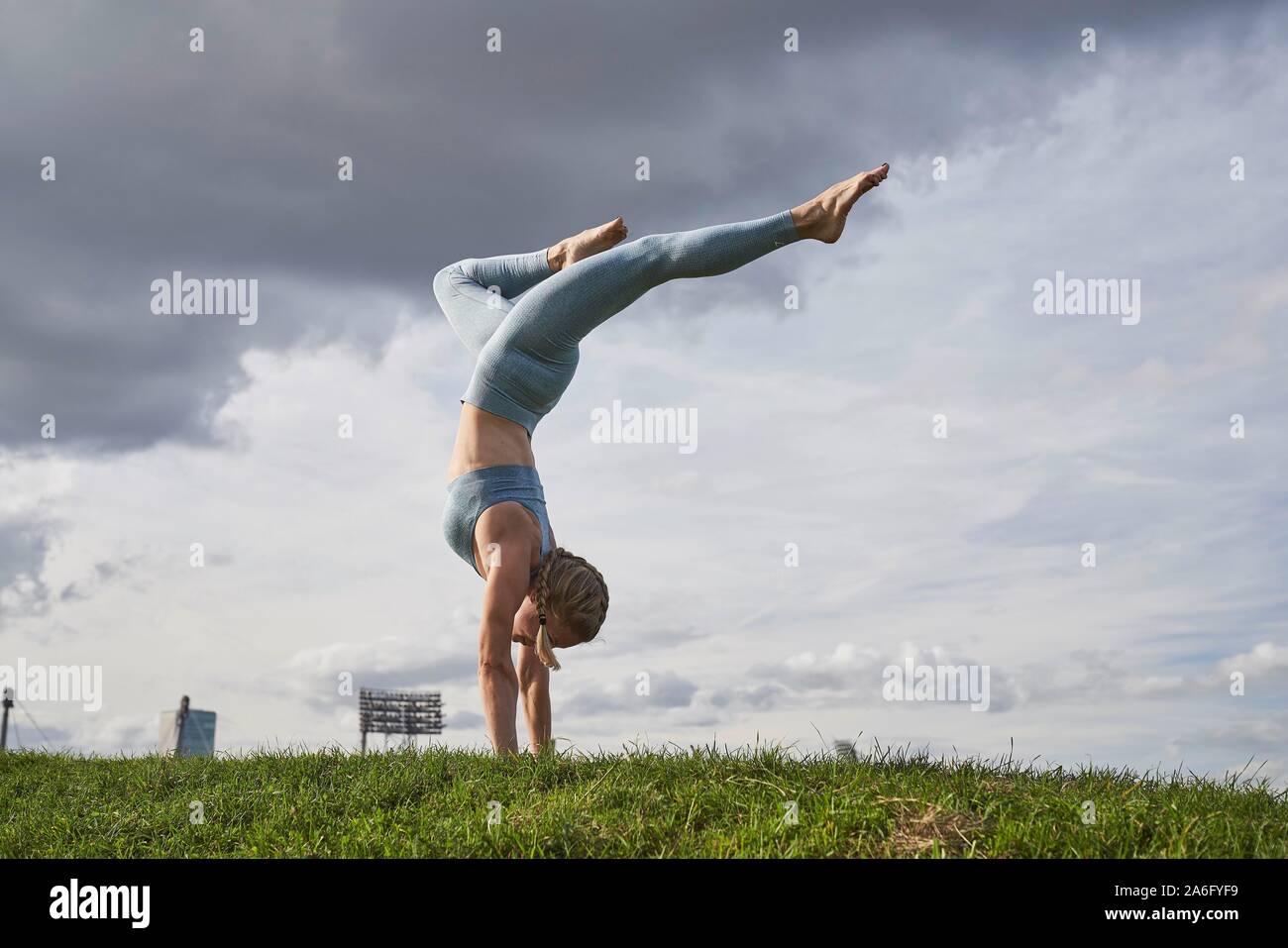 Junge Frau Yoga, Olympiapark, München, Deutschland Stockfoto