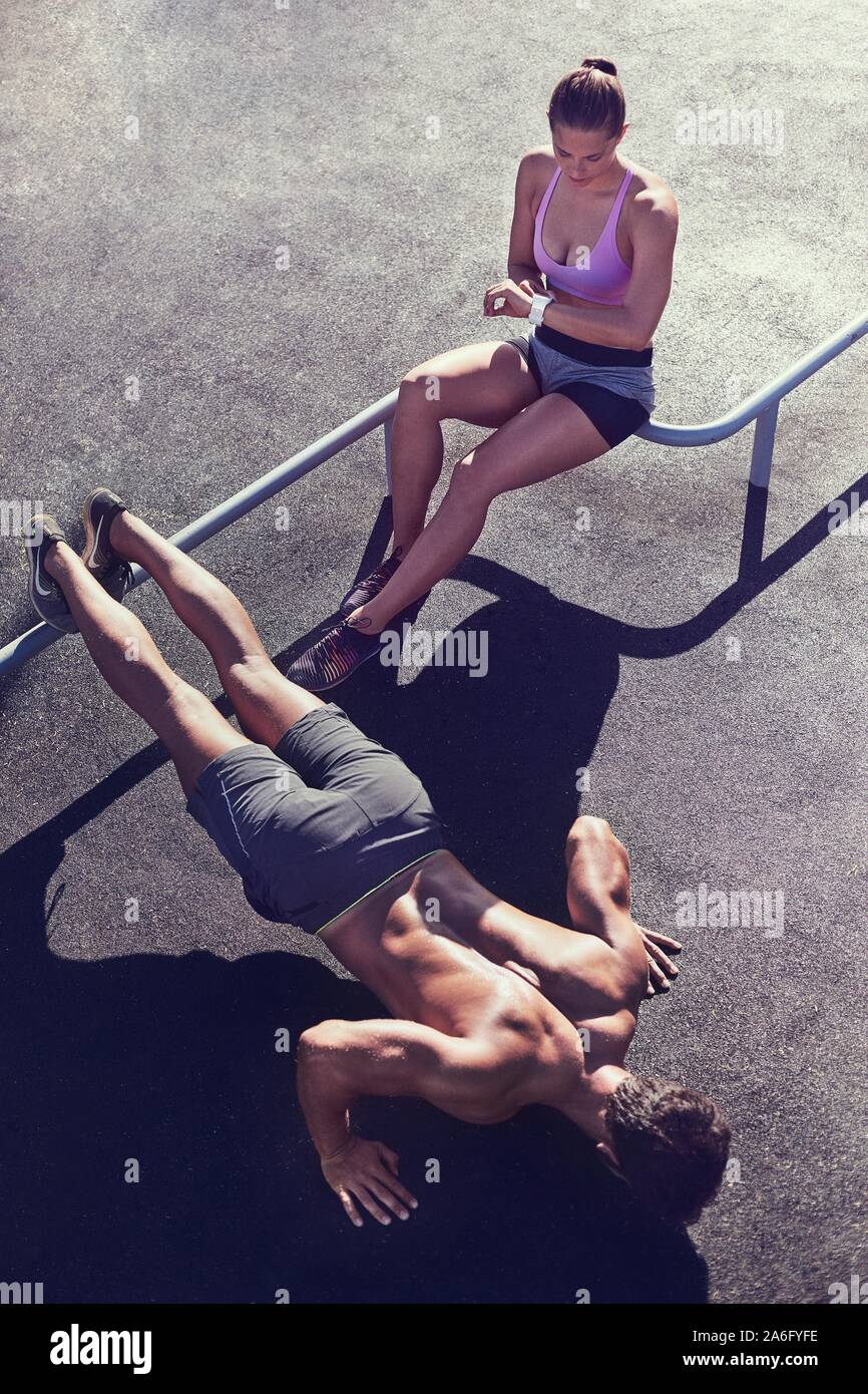 Paar in einem Fitnessstudio im Freien, Liegestütze, Kapstadt, Südafrika Stockfoto