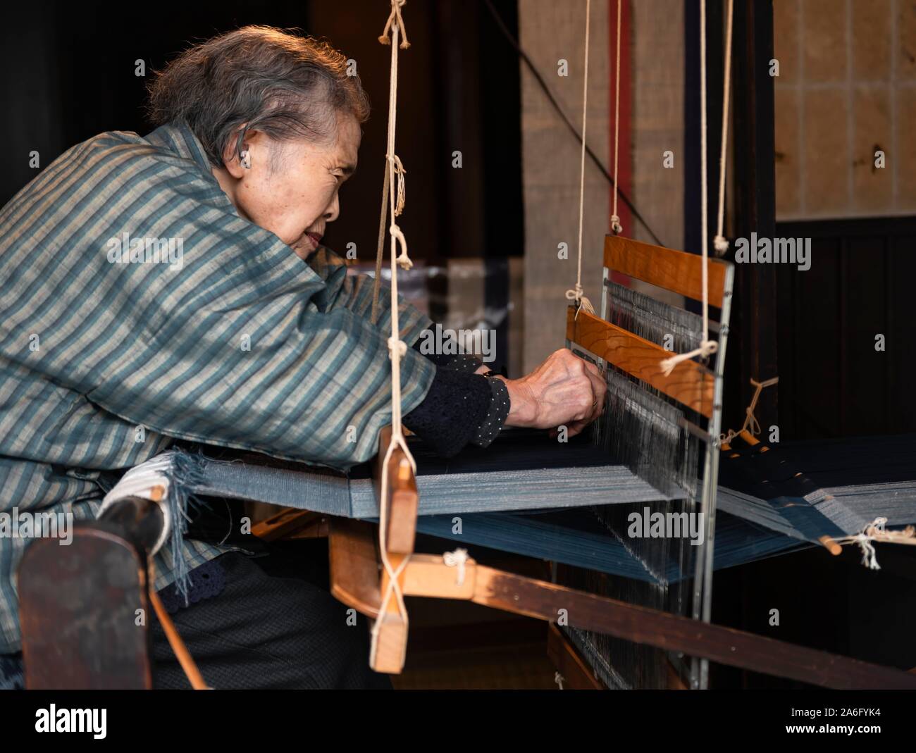 Alte japanische Frau Weben am Webstuhl, Hida Minzoku Mura, Hida keine Sato, Takayama, Japan Stockfoto