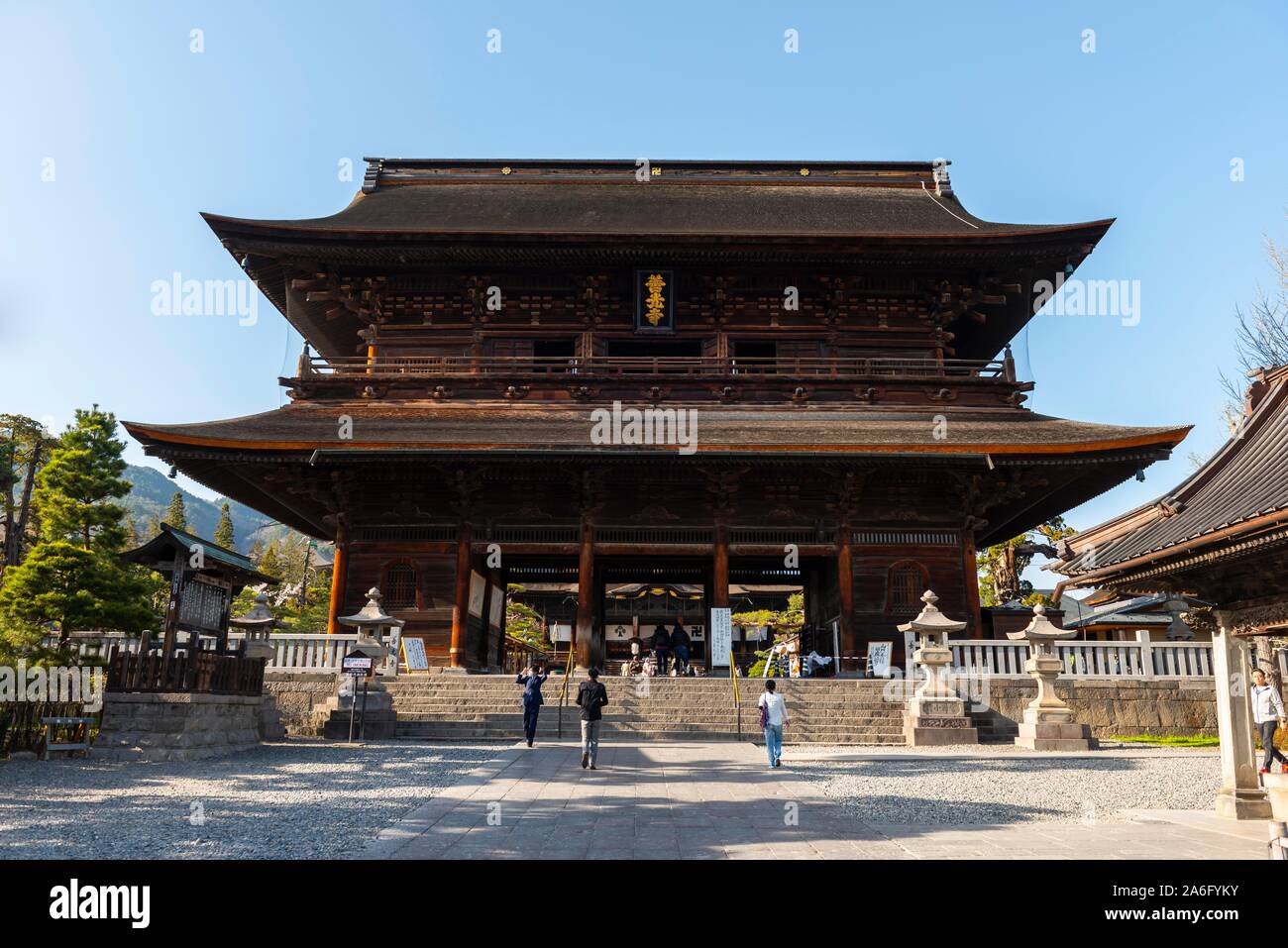 Sammon Tor, buddhistische Zenko-ji Tempel, Nagano, Japan Stockfoto