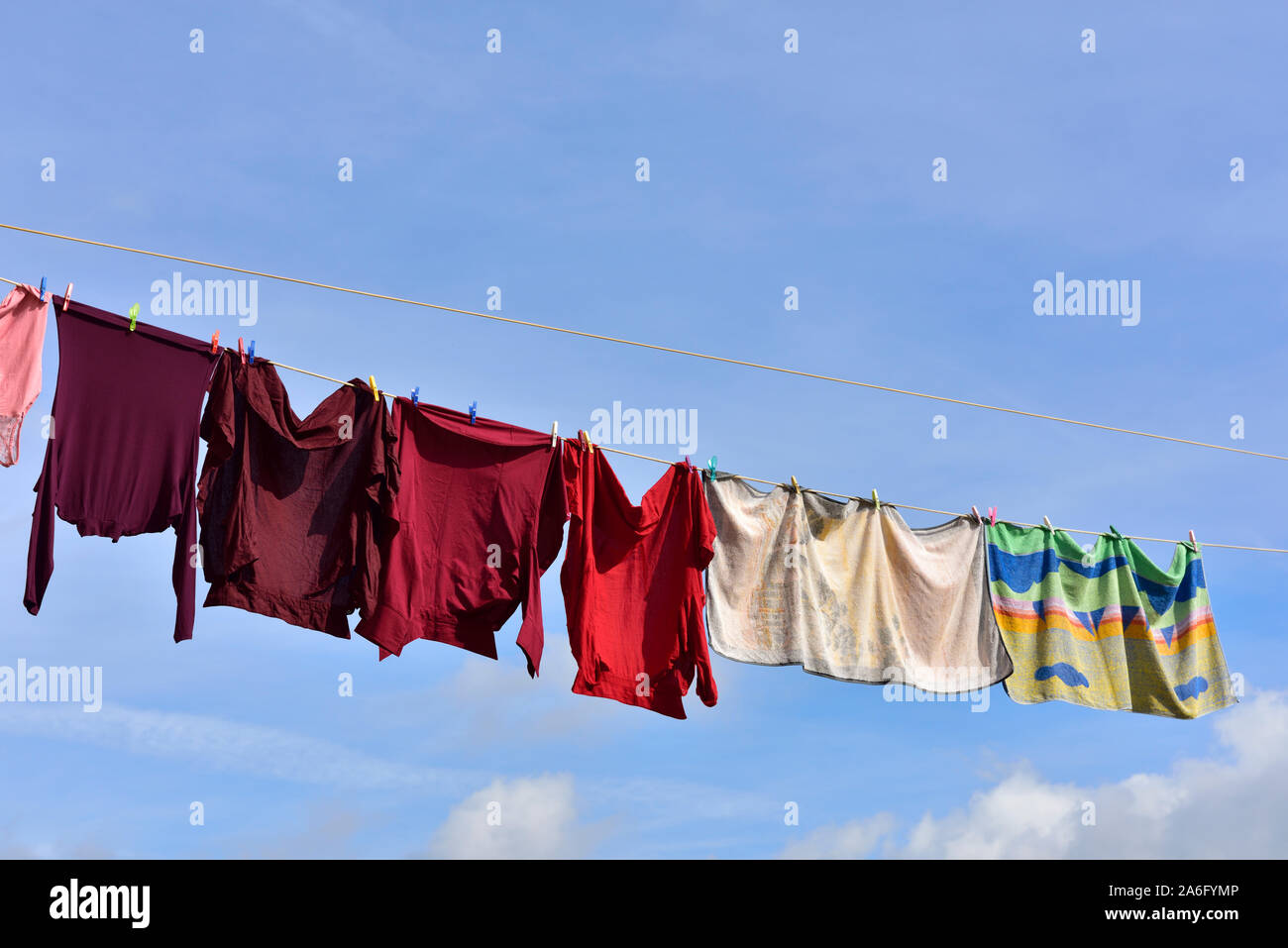 Bunte Wäsche aufhängen an Linien außerhalb an der frischen Luft zu trocknen. Die Energie effiziente Art der Trocknung Wäscheservice Stockfoto