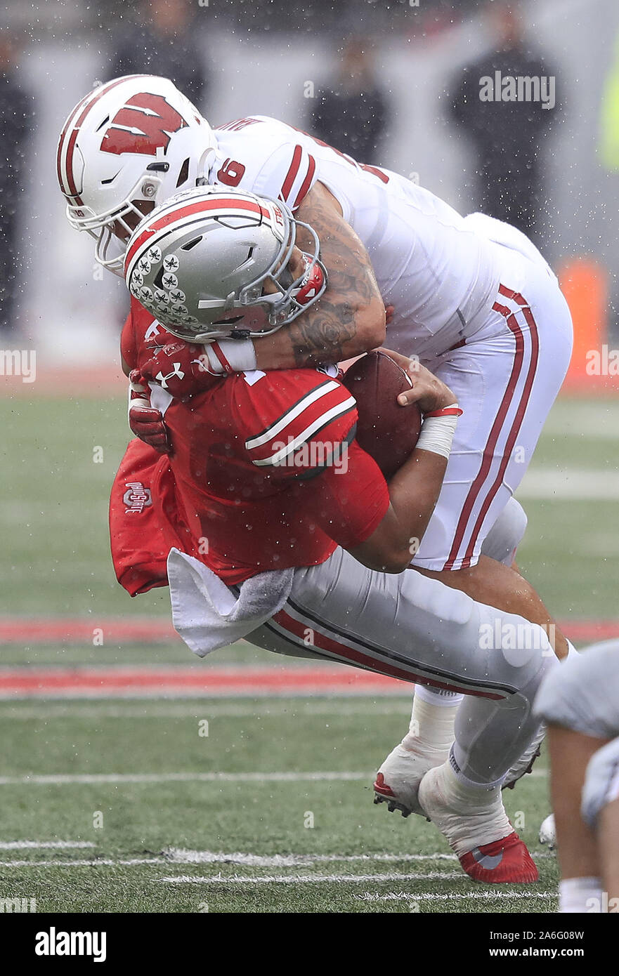 Columbus, USA. 26 Okt, 2019. In Wisconsin Badger Zack Baun (56) Zugriffe Ohio Buckeye Quarterback Justin Felder (1) in der ersten Hälfte Samstag, 26. Oktober 2019 in Columbus, Ohio. Foto von Aaron Josefczyk/UPI Quelle: UPI/Alamy leben Nachrichten Stockfoto