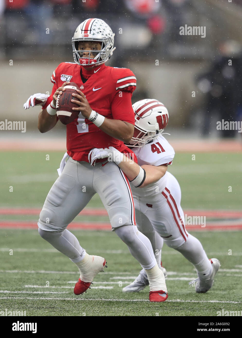 Columbus, USA. 26 Okt, 2019. In Wisconsin Badger Noah Burks (41) Säcke Ohio Buckeye Quarterback Justin Felder (1) in der ersten Hälfte Samstag, 26. Oktober 2019 in Columbus, Ohio. Foto von Aaron Josefczyk/UPI Quelle: UPI/Alamy leben Nachrichten Stockfoto