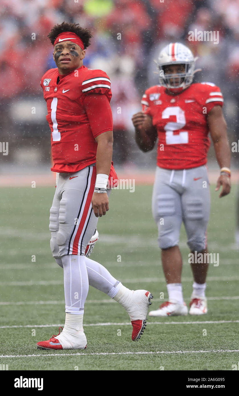 Columbus, USA. 26 Okt, 2019. Ohio Zustand Roßkastanie-Quarterback Justin Felder (1) Verlässt das Feld für ein Spiel nach seinen Helm verloren auf einen Schlag von der Wisconsin Dachs Zach Baun im ersten Halbjahr Samstag, Oktober 26, 2019 in Columbus, Ohio. Foto von Aaron Josefczyk/UPI Quelle: UPI/Alamy leben Nachrichten Stockfoto