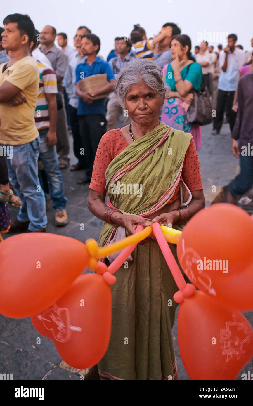 Eine weibliche Ballon Anbieter auf eine Open-Air-Veranstaltung vom Gateway of India in Mumbai, Indien, verloren auf der Suche nach Kunden Stockfoto