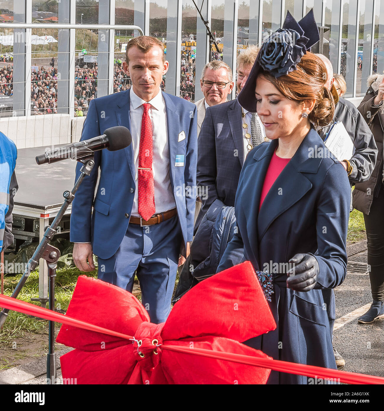 Kronprinzessin Mary schneiden die rote Eröffnung Farbband auf die neue Brücke, Frederikssund, Dänemark, 28. September 2019 Stockfoto