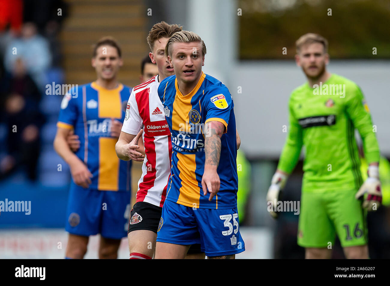 SHREWSBURY, ENGLAND 26. OKTOBER Jason Cummings von Shrewsbury Town bittet um die Kugel während der Shrewsbury Town und Sunderland in Montgomery Wiese, Shrewsbury am Samstag, den 26. Oktober 2019. (Credit: Alan Hayward | MI Nachrichten) das Fotografieren dürfen nur für Zeitung und/oder Zeitschrift redaktionelle Zwecke verwendet werden, eine Lizenz für die gewerbliche Nutzung Kreditkarte erforderlich: MI Nachrichten & Sport/Alamy leben Nachrichten Stockfoto