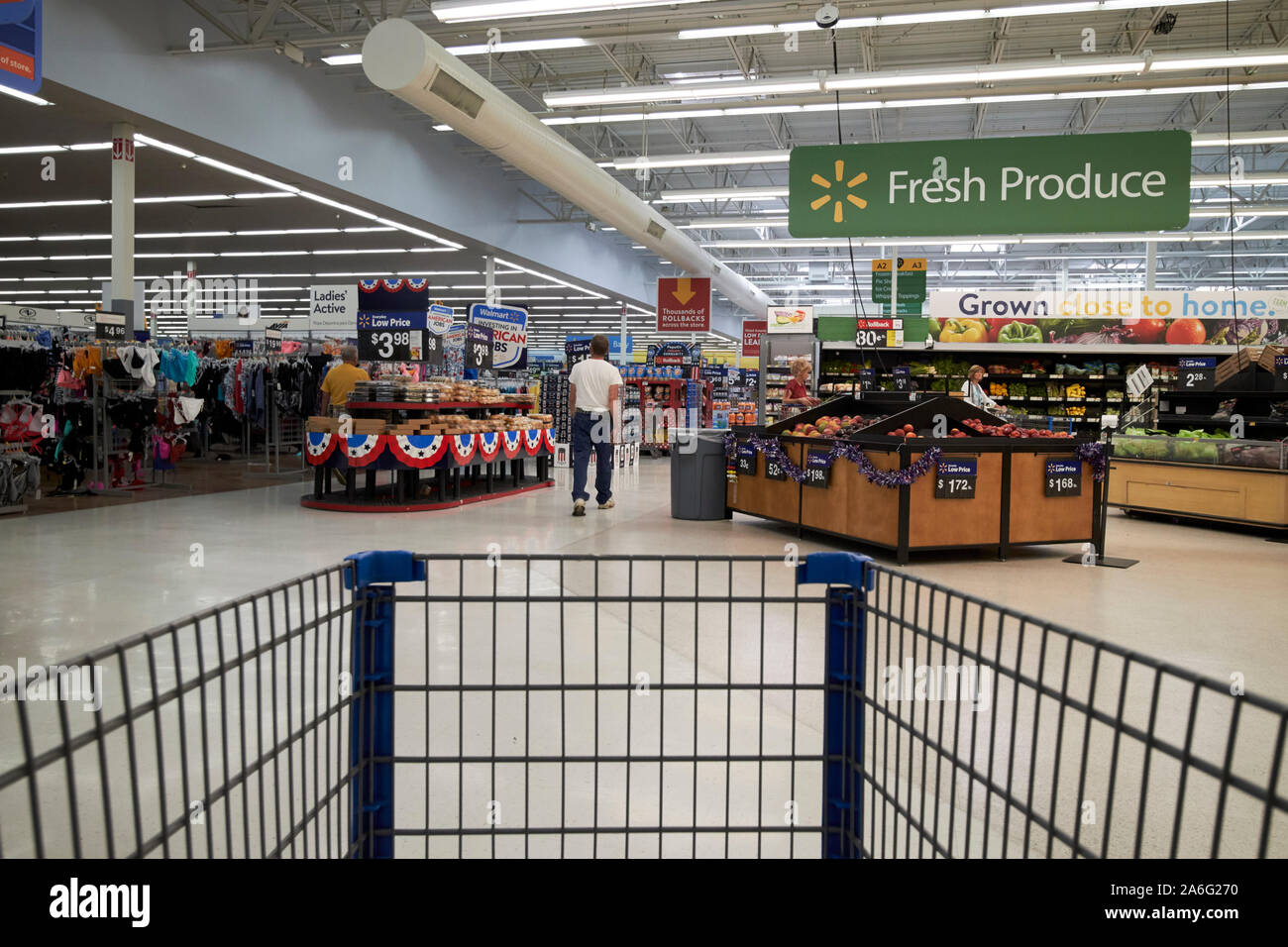 Drücken Trolley durch Walmart Superstore Indiana USA Stockfoto