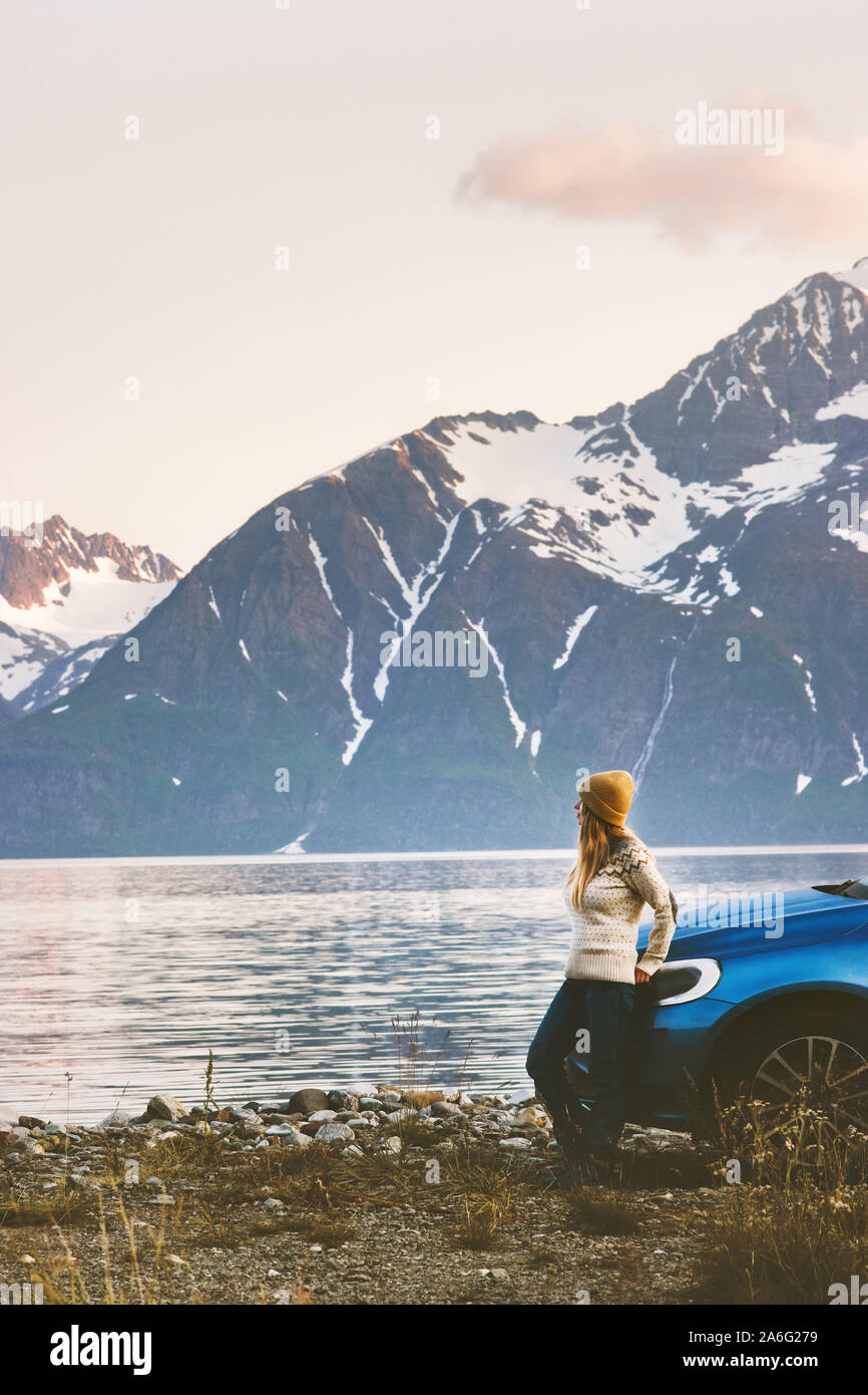 Frau solo unterwegs mit dem Mietwagen unterwegs in Norwegen Reisen Lifestyle Konzept Abenteuer Wochenende Urlaub Outdoor Berge Stockfoto