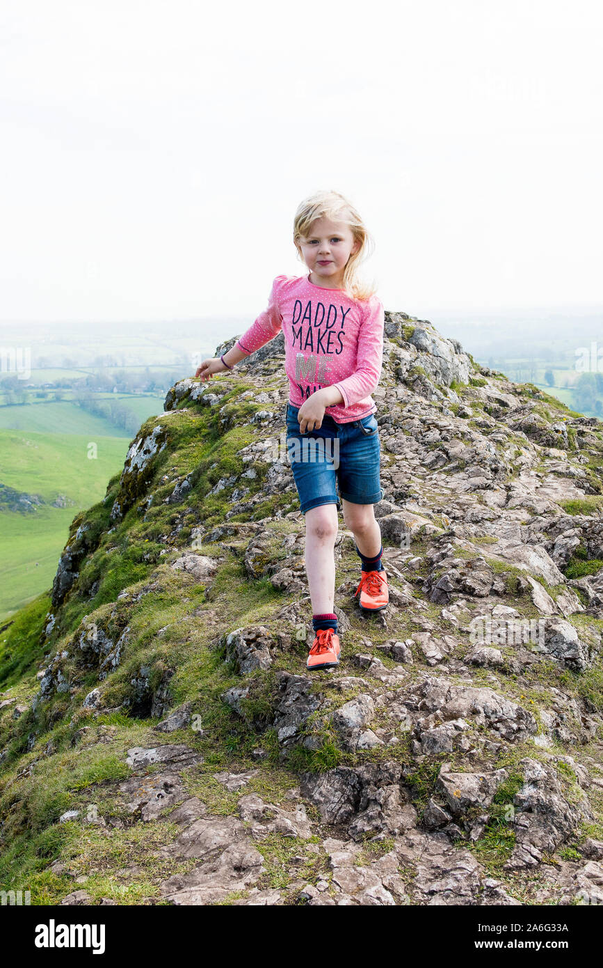 Ein hübsches kleines Mädchen, Wanderungen und Bergtouren in der freien Natur des Derbyshire Peak District National Park, Spaß in den Bergen und an Bächen Stockfoto