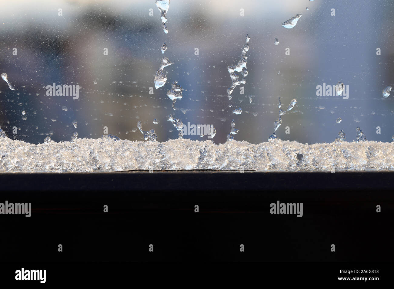 Balkon Fenster mit gefrorenen Wassertropfen auf. Bei einem kalten Wintertag in Finnland fotografiert. Wunderschöne, detaillierte closeup Bild des Wasser eingefroren. Stockfoto