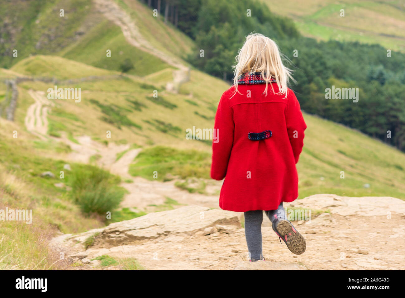 Ein hübsches kleines Mädchen im roten Mantel Wanderungen, Spaziergänge die Große Ridge und Mam Tor in der Derbyshire Peak District National Park Stockfoto