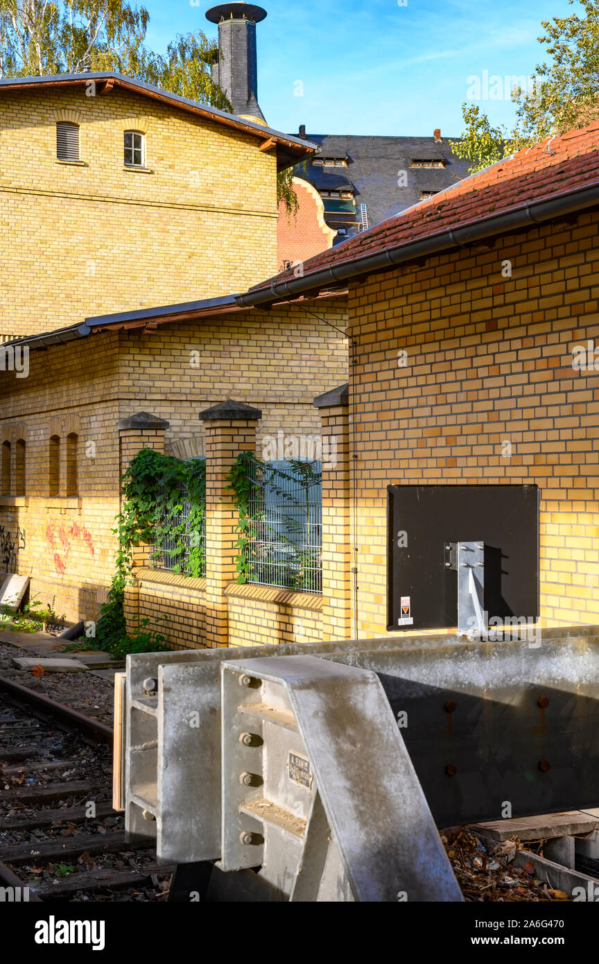 Berlin, Deutschland - 26. Oktober 2019: Blick auf das Ende eines Titels einer Berliner S-Bahn am Stoßfänger und Eisenbahn Bauten. Stockfoto