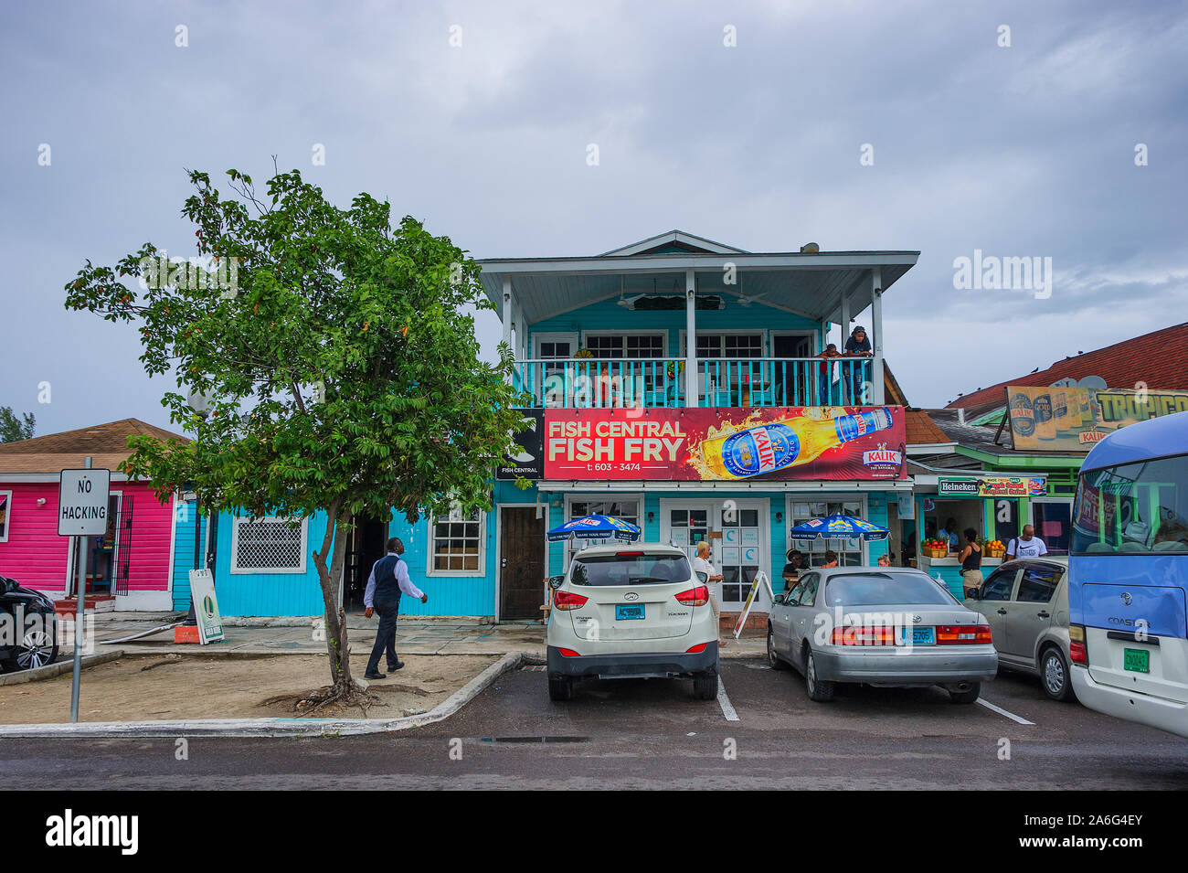 Nassau, Bahama-September 21/2019: Ansichten der Arawak Cay Fisch braten Dorf, von Hand gemalte bunte Strukturen, die Karibik Fisch essen und Getränke Stockfoto