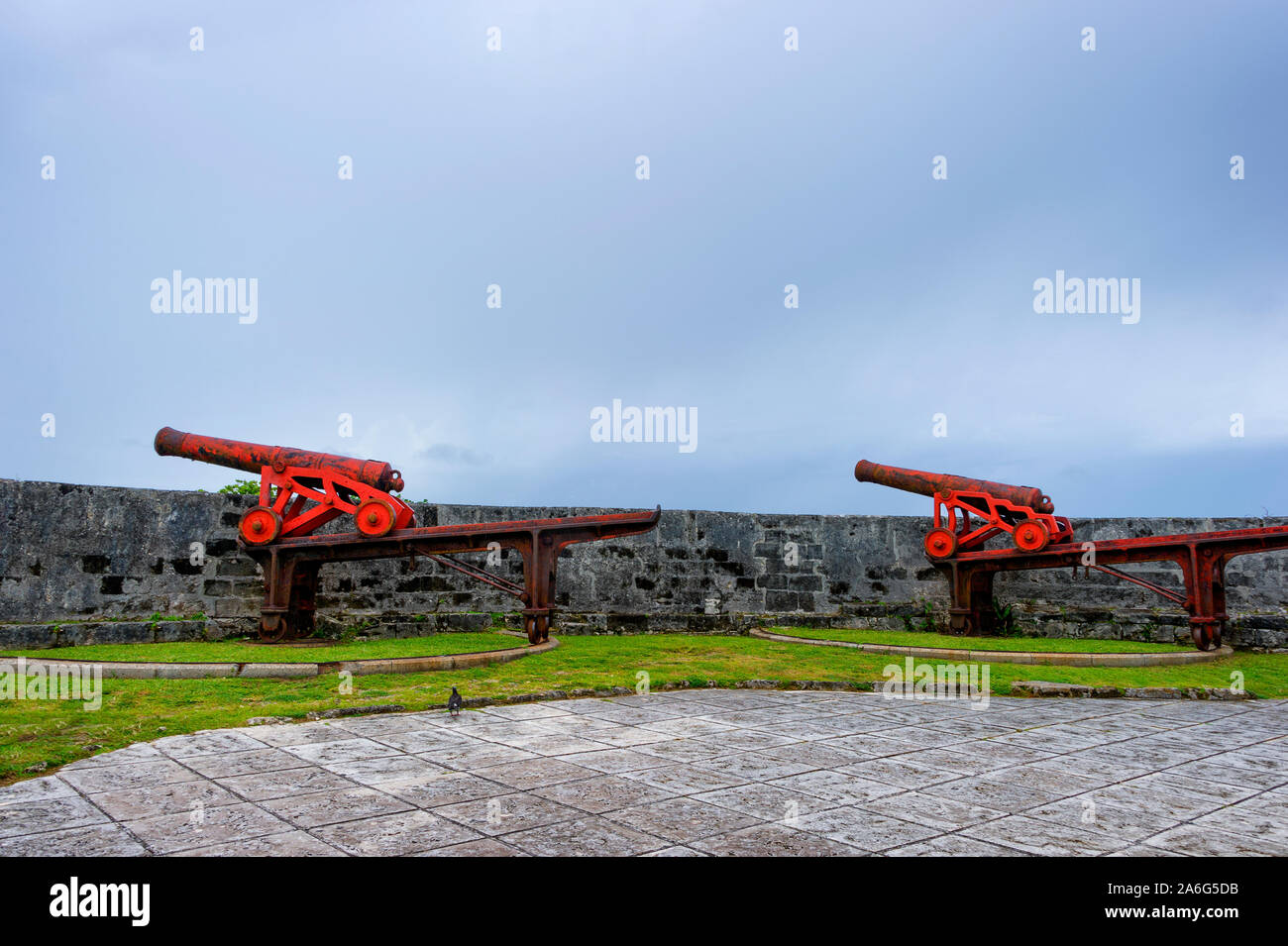 Kanonen montiert auf Stahlschienen, aim über Kalkstein Mauern des Fort Fincastle Gebäude 1793 auf Bennett's Hill die historische Nassau Stadt an einen Schützen Stockfoto