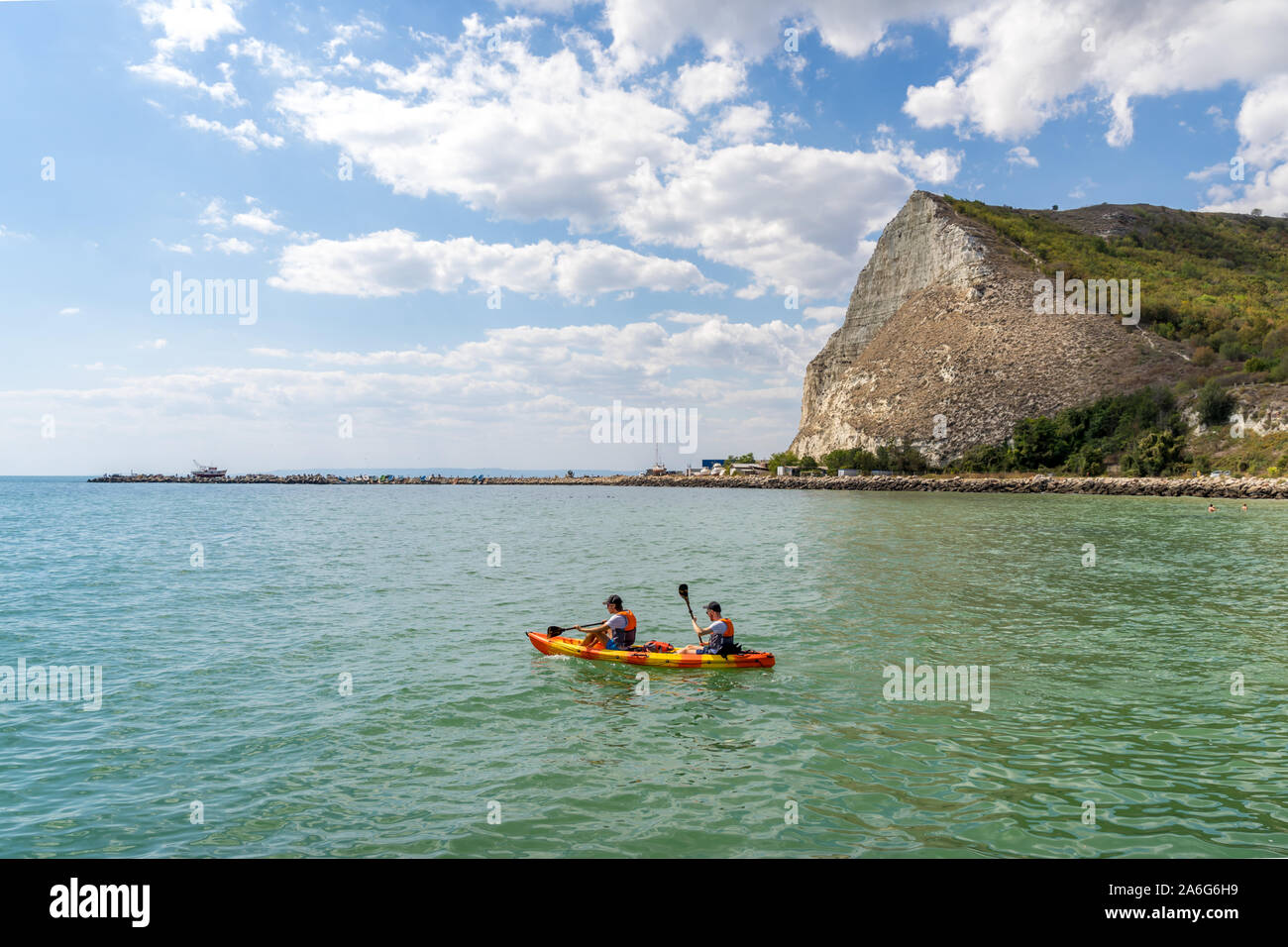 Zwei stattliche Kerle in einem Kanu unter einem schönen Himmel und Hintergrund, Schwarze Meer, Kavarna, Bulgarien Stockfoto