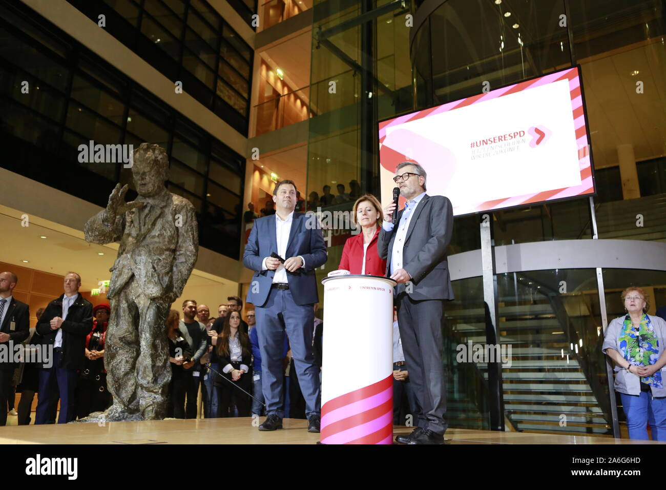 Deutschland, Berlin, 26.10.2019. Lars Klingbeil, Malu Dreyer und Dietmar Nietan in der SPD-Zentrale in Berlin. Die SPD-Mitglieder wählen bundesminister Olaf Scholz und Klara Geywitz gerade vor Norbert Walter-Borjans und Saskia Esken der SPD-Vorsitz. Das Rennen um den SPD-Vorsitz geht in die Stichwahl im November: Die beiden Kandidaten werden dann auf dem Parteitag gewählt werden. Stockfoto