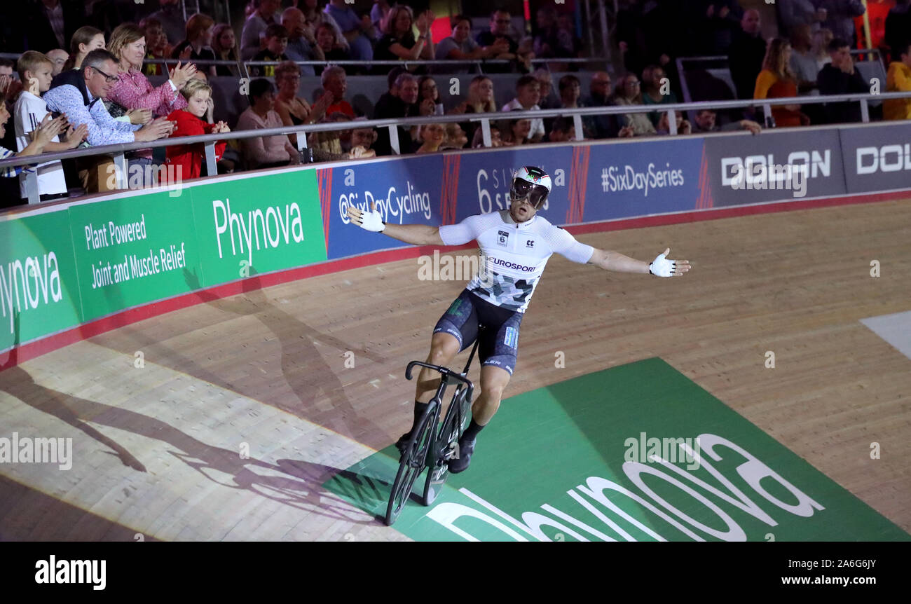 Deutschlands Maximilion Abgabe feiert Essen die 200 m Zeitfahren bei Tag fünf der sechs Phynova Tag Radfahren bei Lee Valley VeloPark, London. Stockfoto