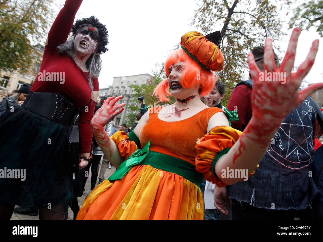 Die Teilnehmer tragen Make-up und Zombie Kostüme die Halloween Parade  teilnehmen in Kiew. Hunderte von Zombies versetzt durch die Innenstadt auf  der Suche nach frischem Gehirn während der Halloween Parade. Halloween ist