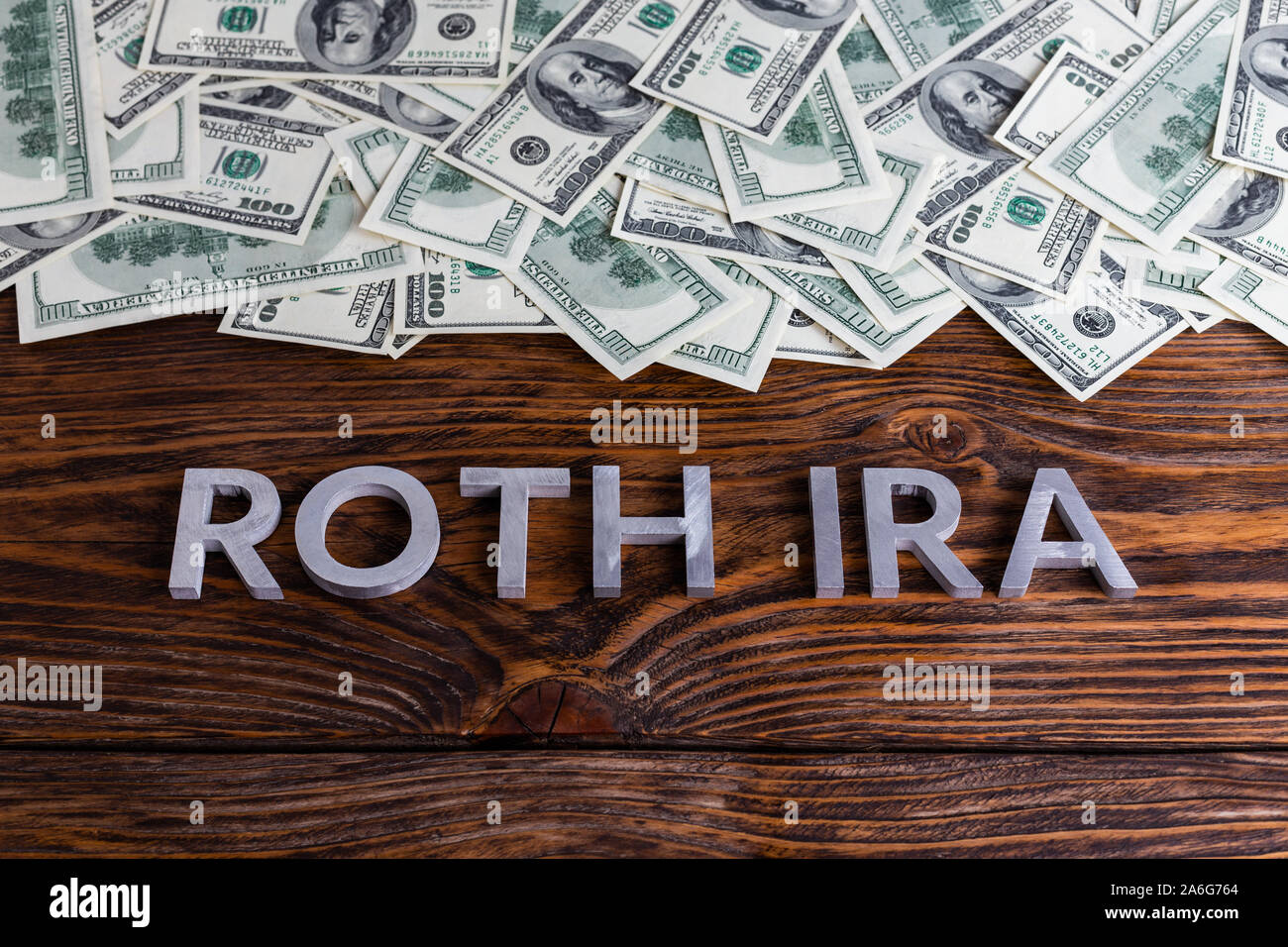 Worte ROTH IRA auf Holz- Oberfläche mit Metall Buchstaben us Papiergeld Stockfoto Worte ROTH IRA auf Holz- Oberfläche mit Metall Buchstaben us Papiergeld Stockfoto