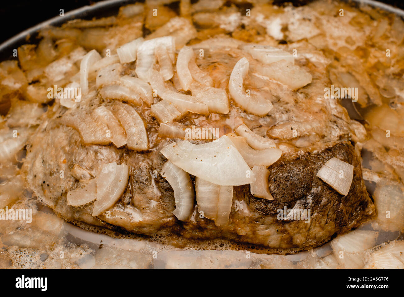 Schmorfleisch in Slow Cooker mit Zwiebeln erstickt Stockfoto
