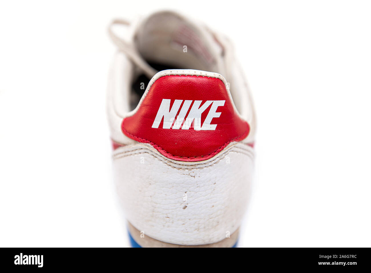 NEW YORK - Okt 26: Vintage schmutzig Nike Turnschuhe auf weißem Hintergrund in NY isoliert am 26. Oktober. 2019 in den USA. Der Nike Swoosh Logo, wie eine Zecke geformt Stockfoto