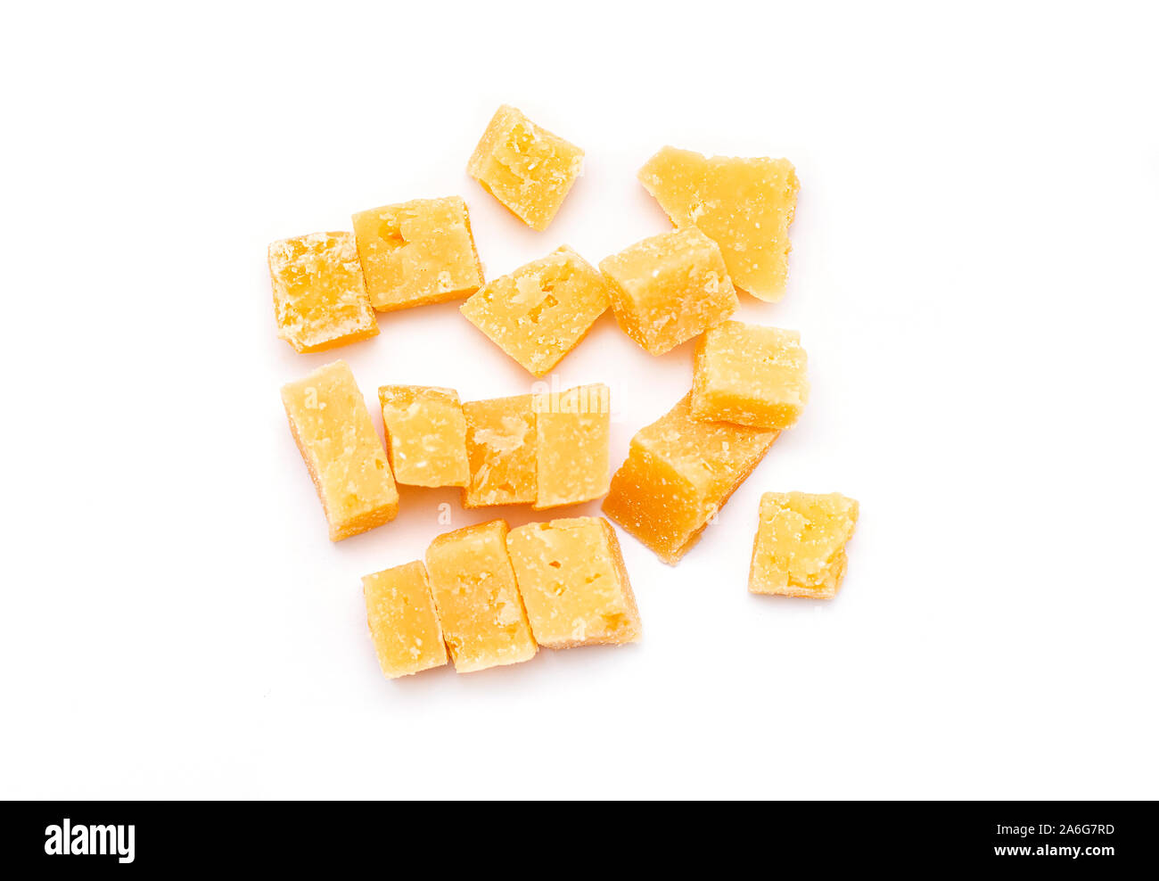 Parmesankäse, Parmesanstücke isoliert auf weißem Grund Stockfoto