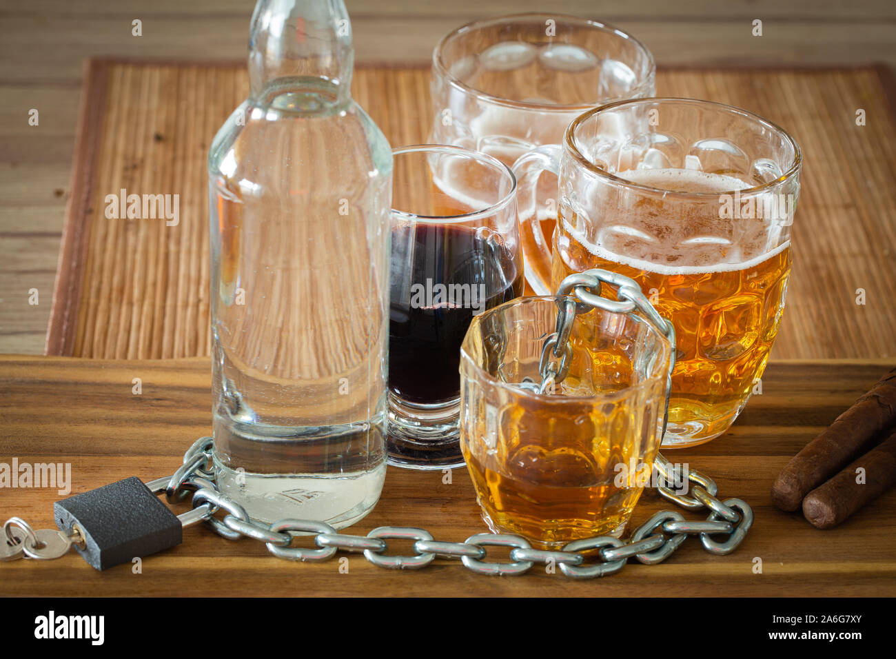 Problem mit Alkohol, Wodka, Wein, Whiskey, Bier auf dem Tisch mit einer Kette gesichert und mit einem Vorhängeschloss gesichert, Konzept Stockfoto