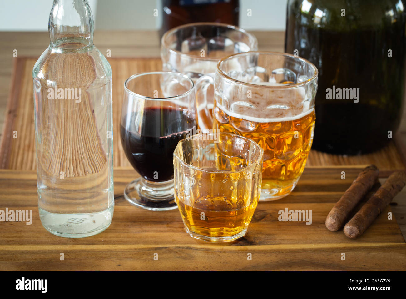 Verschiedene Alkohole auf dem Tisch Stockfoto