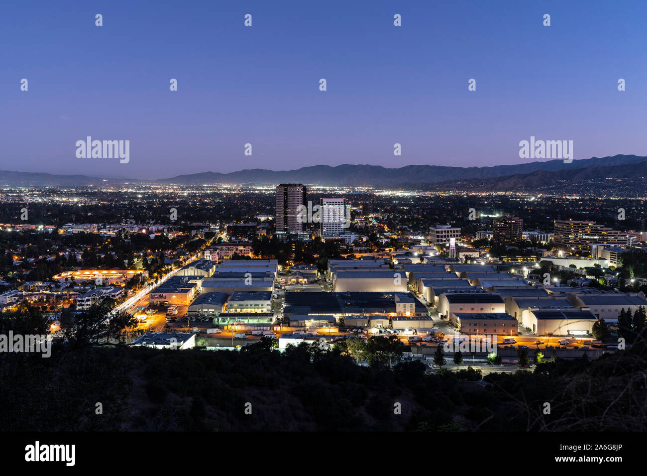 Burbank, Kalifornien, USA - 25. Oktober 2019: Twilight predawn morgen Blick auf historische Warner Bros Studio sound Bühnen und Burbank Media Bezirk. Stockfoto