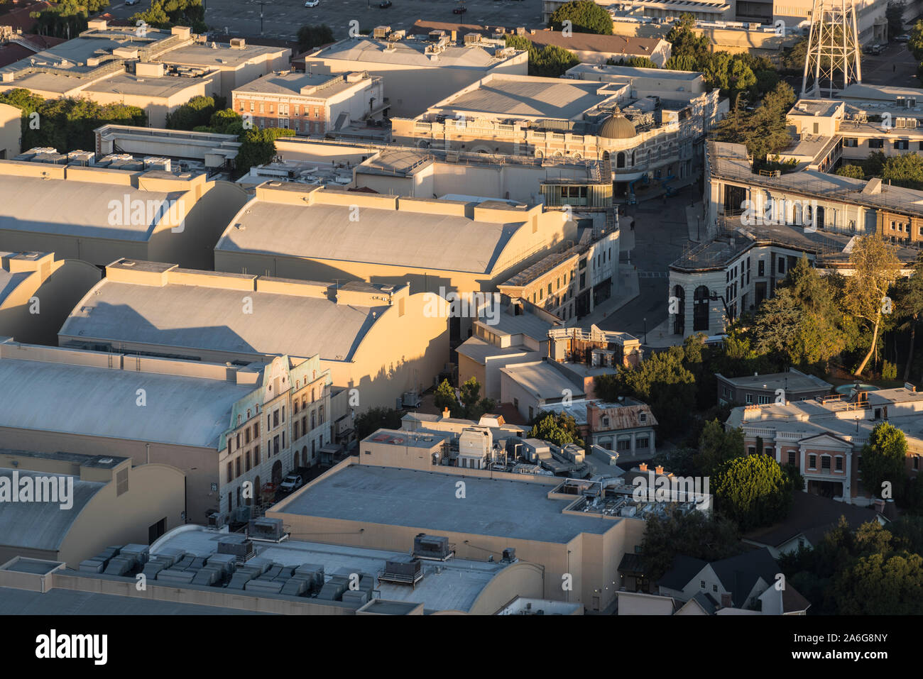Burbank, Kalifornien, USA - 25. Oktober 2019: Morgen Luftaufnahme von Ateliers und wieder viele Gebäude an der Warner Bros Studio Lot in der Nähe von Los Angele Stockfoto