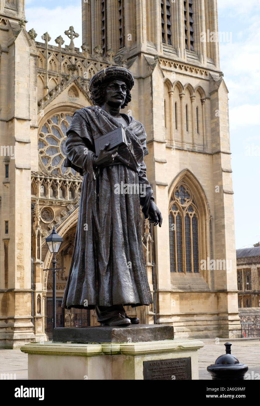 Die Statue von Rajah Ram Mohan Roy außerhalb der Kathedrale von Bristol Stockfoto
