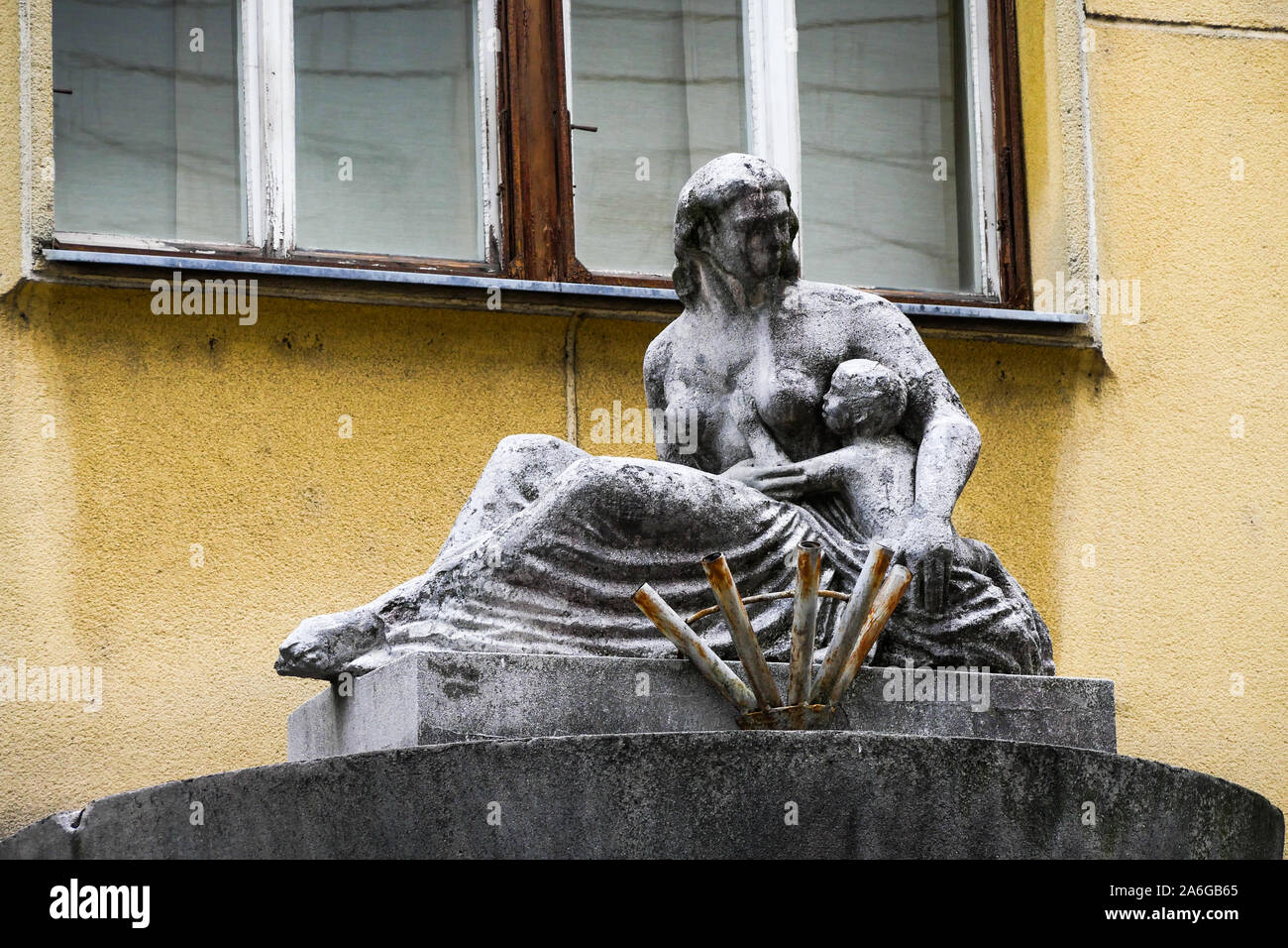 Statue einer Frau, die ihr Kind stillen Topping eine sammelübertragungen ein Appartement Gebäude Tür, Ljubljana, Slowenien Stockfoto