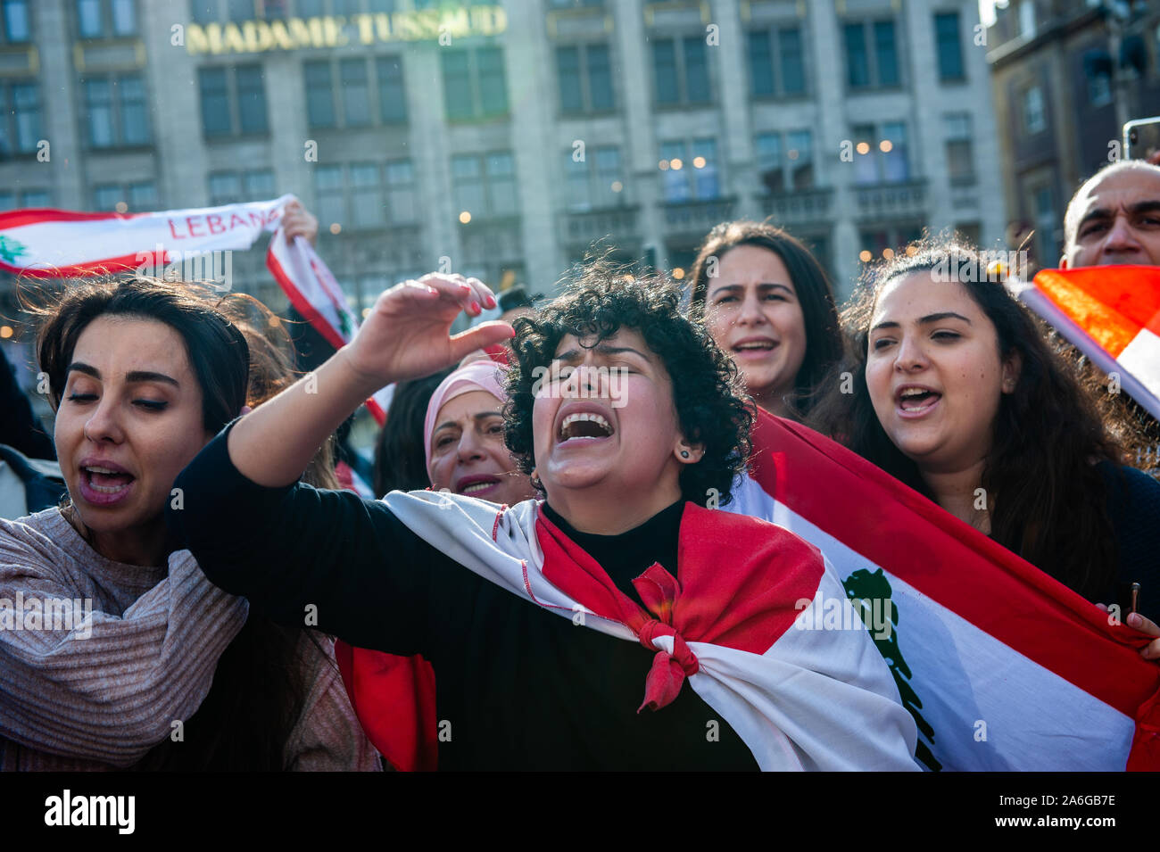 Eine Gruppe der Libanesischen Frauen gesehen riefen Parolen während der Demonstration. Proteste gegen die Regierung in Libanon sind weiterhin trotz der Armee bewegen, um Straßen zu öffnen. In Amsterdam Hunderte libanesische demonstriert ihr Nichteinverständnis mit der vorgeschlagenen Erhöhung der Steuern. Ministerpräsident Saad Hariri hat eine Reihe von Reformen, sondern die Demonstranten gehen demonstrieren, bis die Regierung Schritte zu halten. Stockfoto