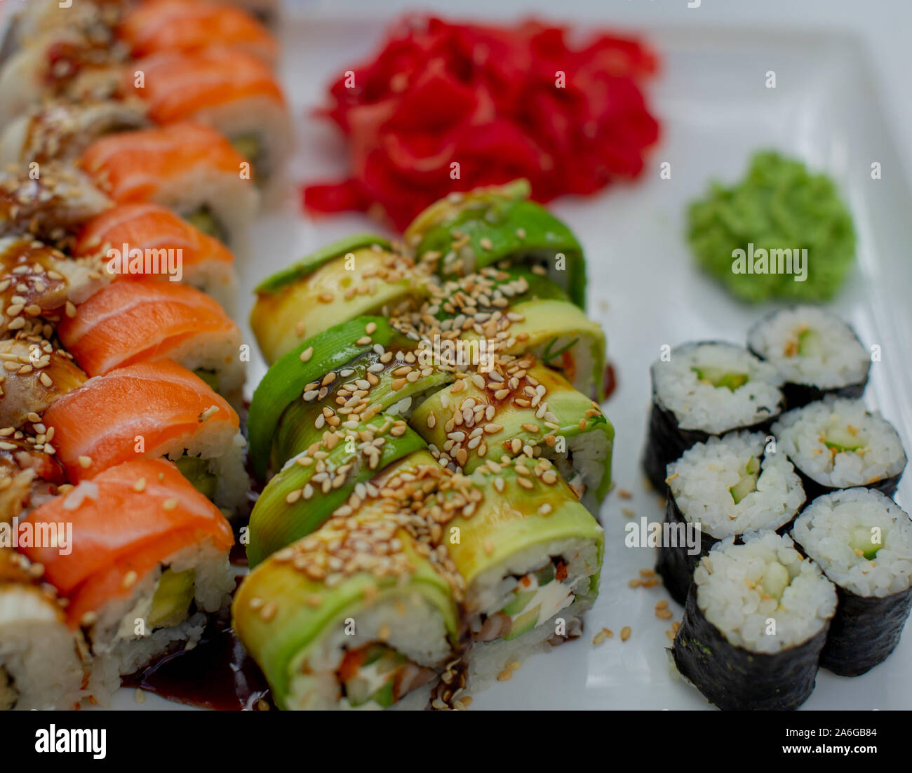 Rainbow Sushi Roll mit Lachs, Aal, Thunfisch, Avocado, Royal Garnelen, Frischkäse Philadelphia, Kaviar tobica, chuka. Sushi Menü. Japanisches Essen. Rollen. Ja Stockfoto