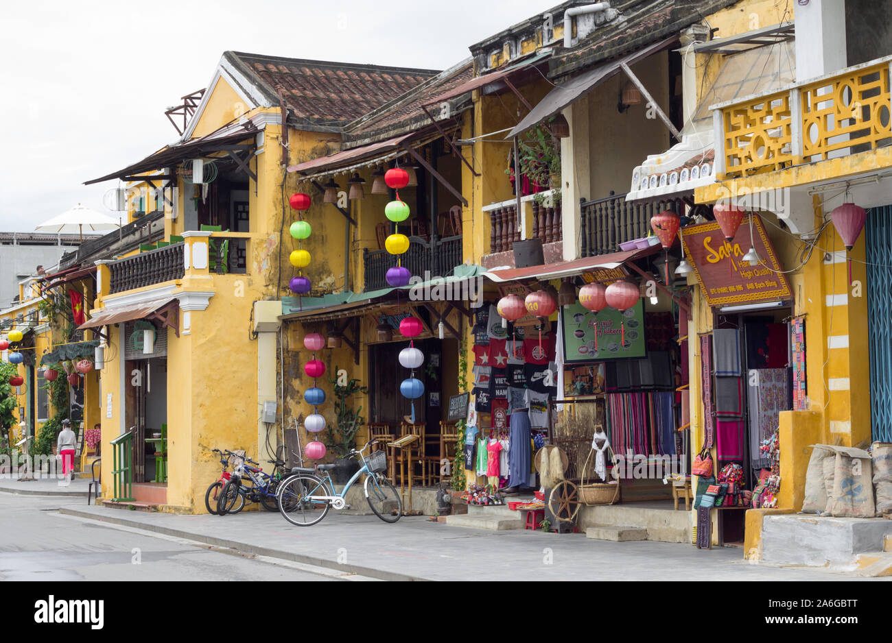 Hoi an, Vietnam - Juni 2017: Typischer gelber Tourist Souvenir Shop in Hoi an Vietnam Stockfoto