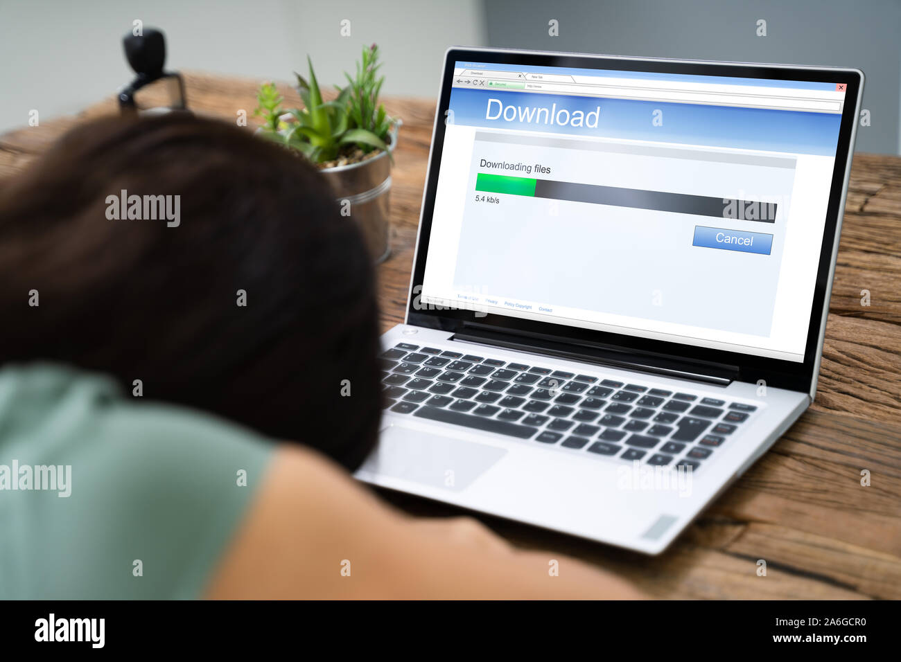 Frau schlief Weiß Warten auf Langsamer Download auf Laptop Stockfoto