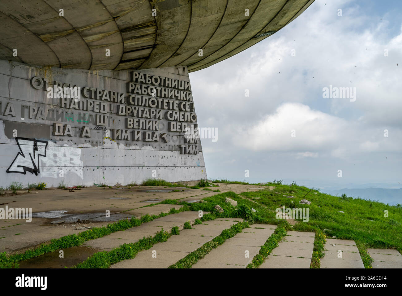 Das Denkmal der bulgarischen Kommunistischen Partei an der Spitze des Buzludzha Balkan Bergkette. Stockfoto